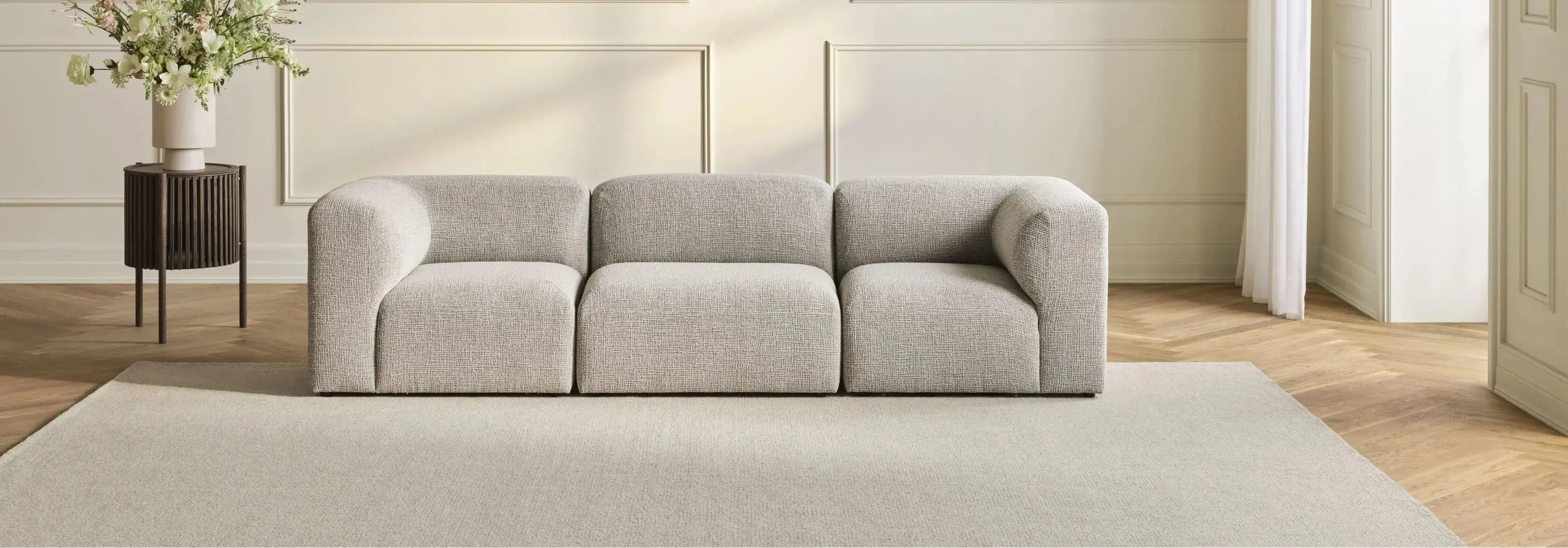 Nowoczesna sofa modułowa w przestronnym salonie
