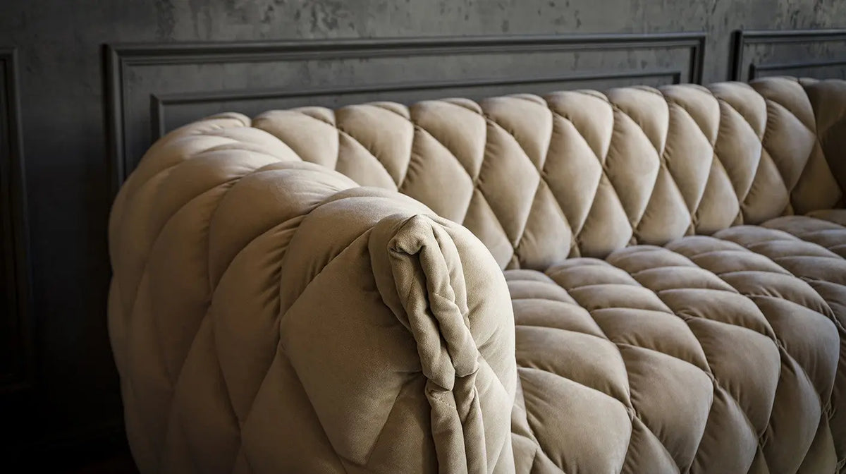 Sofa w stylu glamour w eleganckim salonie