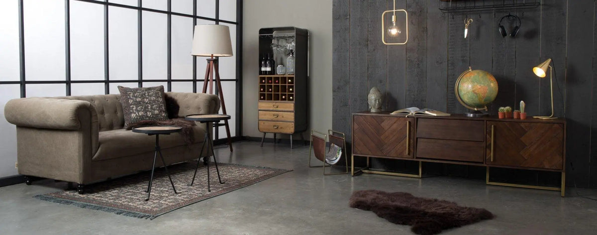 Wnętrze w stylu loftowy i industrialny z designerskimi meblami i dodatkami