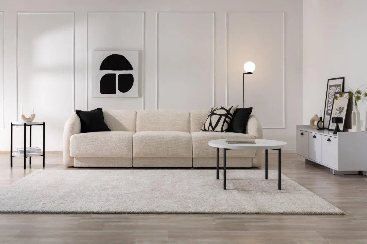 Wnętrze w stylu modern classic z designerskimi meblami i dodatkami