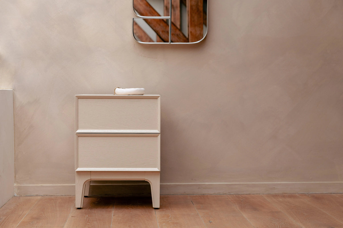 Aranżacja przedpokoju z designerskimi meblami i dodatkami
