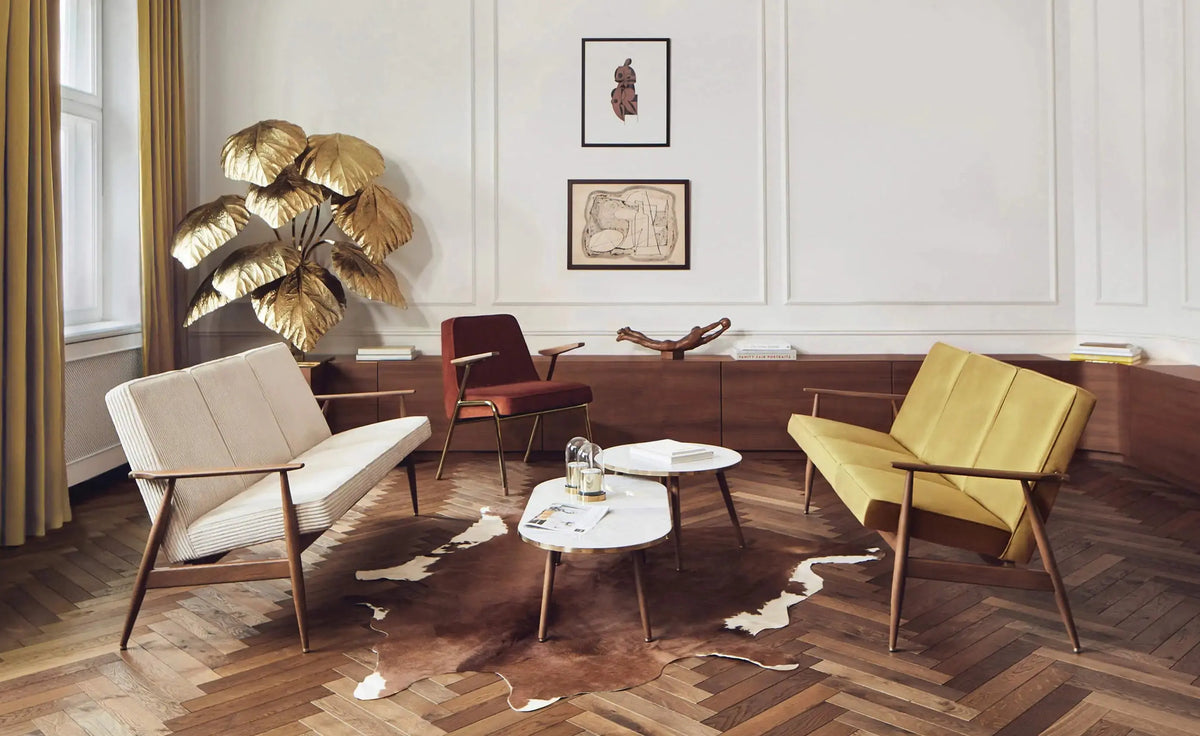 Wnętrze w stylu vintage i retro z designerskimi meblami i dodatkami