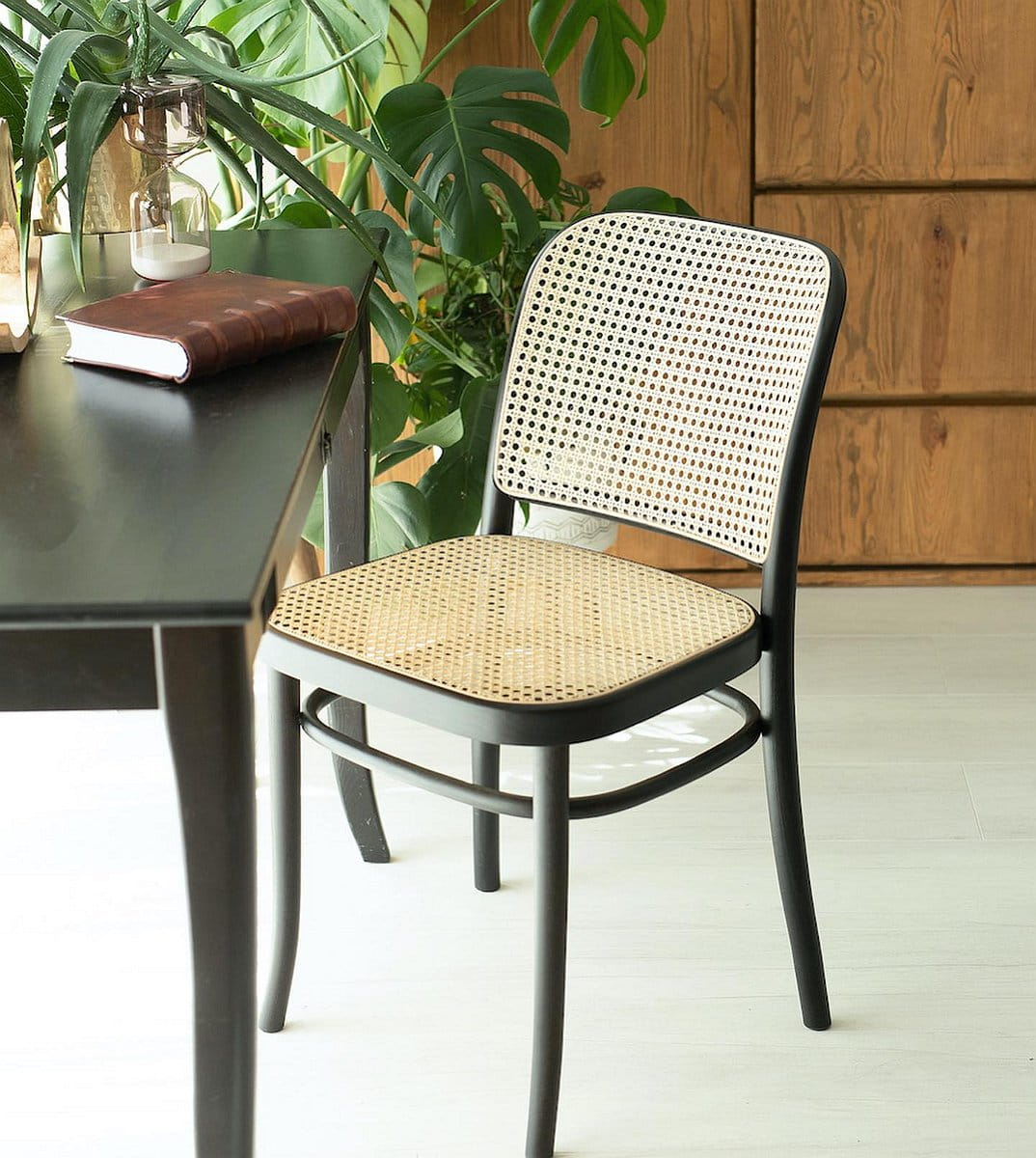 Křeslo s područkami B-811 bukové dřevo