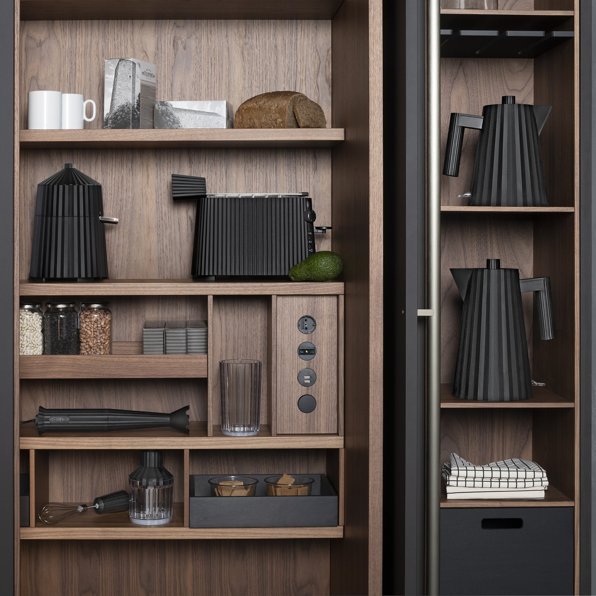 Black plissé electric kettle