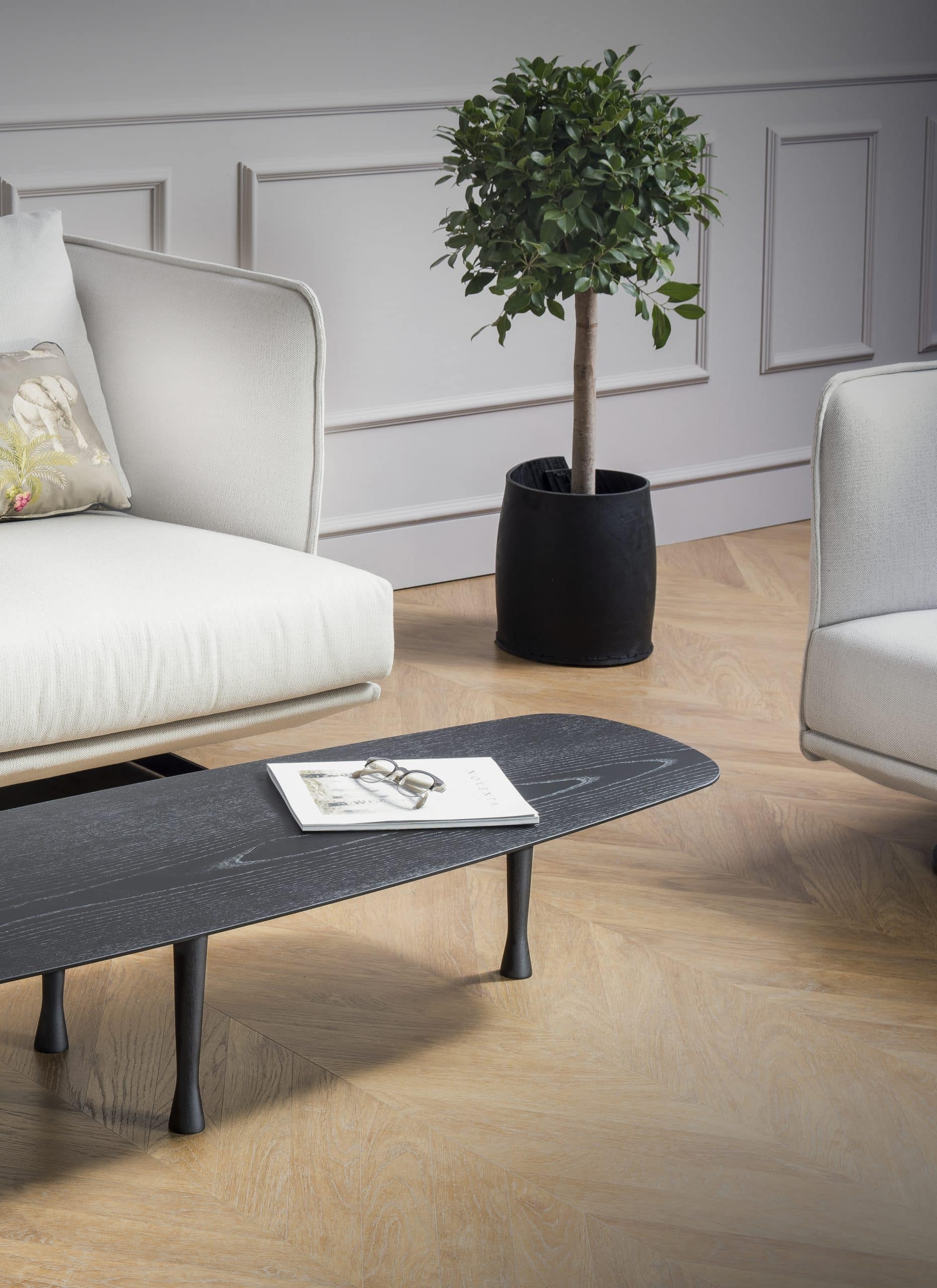 Oválný konferenční stolek UNIQUE černý jasanový dýhovaný