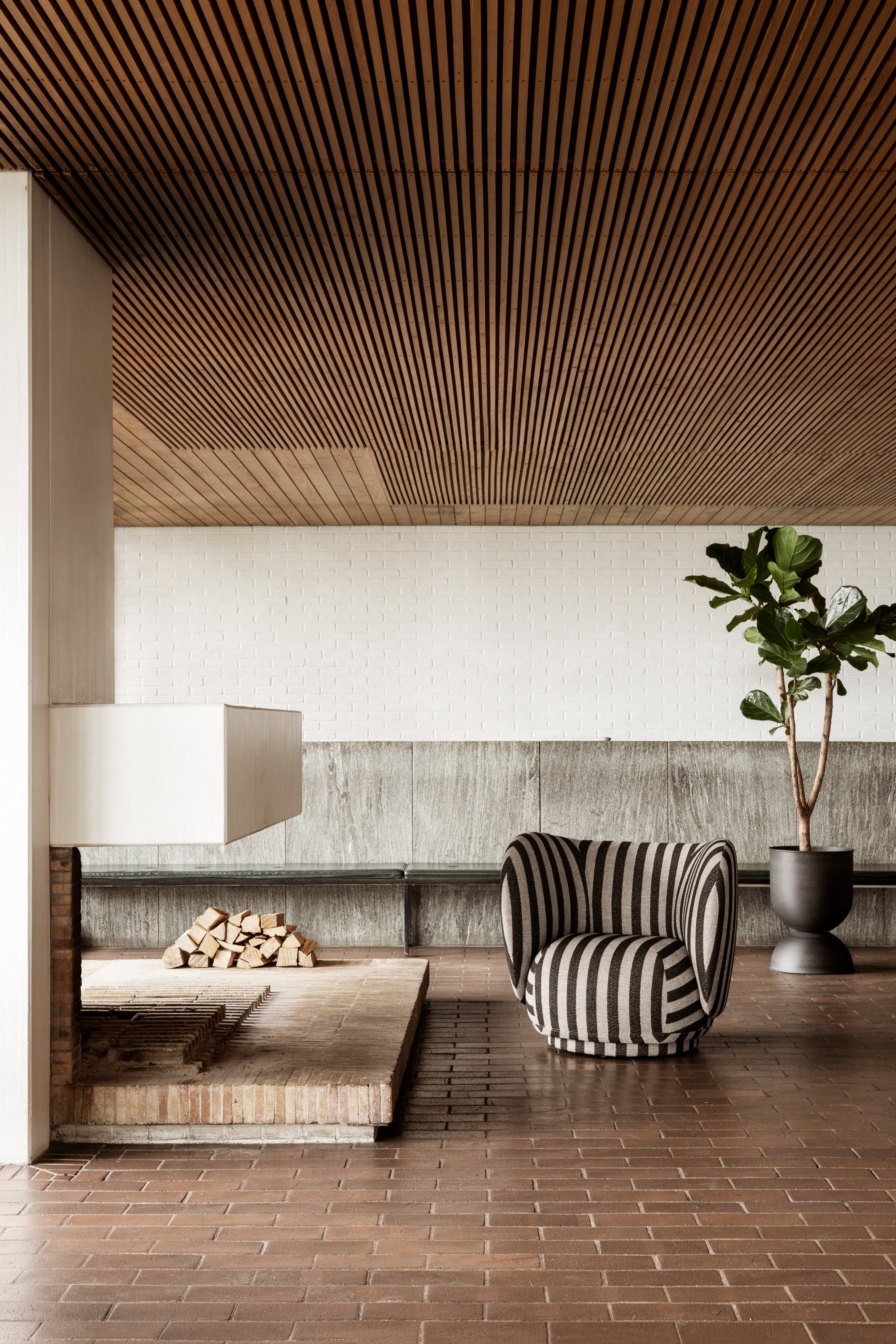 RICO LOUNGE Louisiana Black Swivel Armchair with Sand Accents