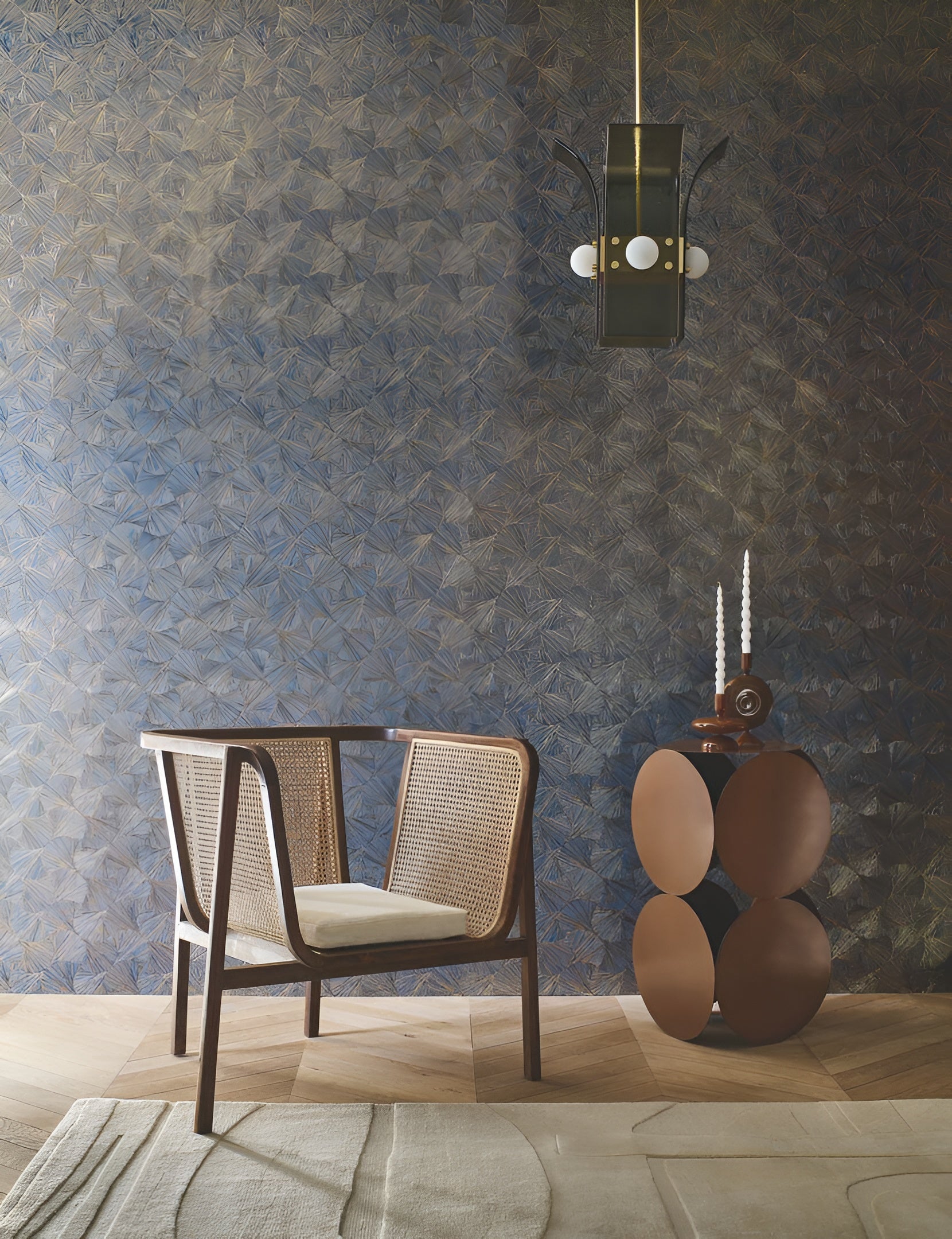 Metallic textured wallpaper with a plant leaf motif SONGKET - OPALINE/DORÉ pearl with gold