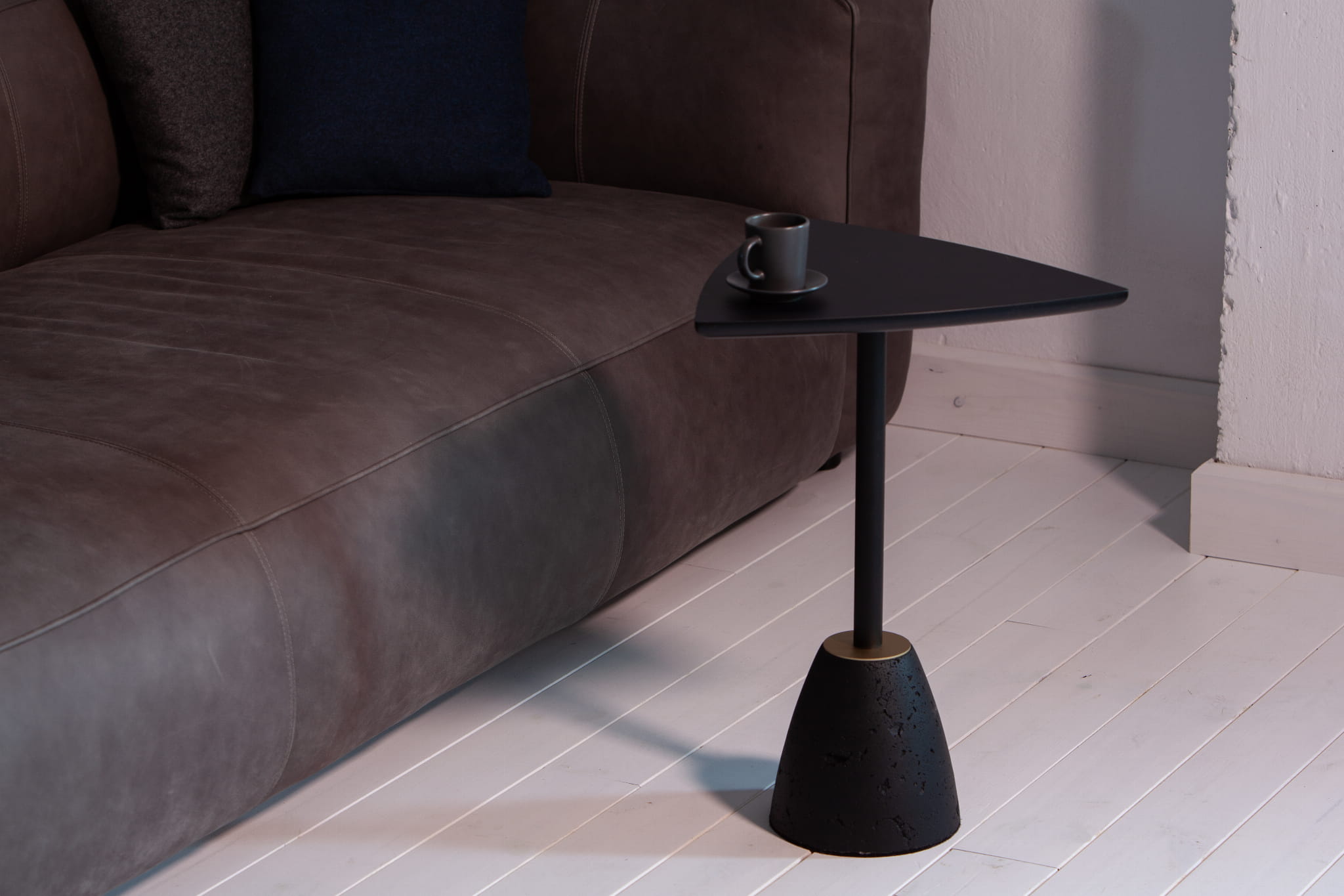 CONCRI coffee table with walnut veneer and concrete base