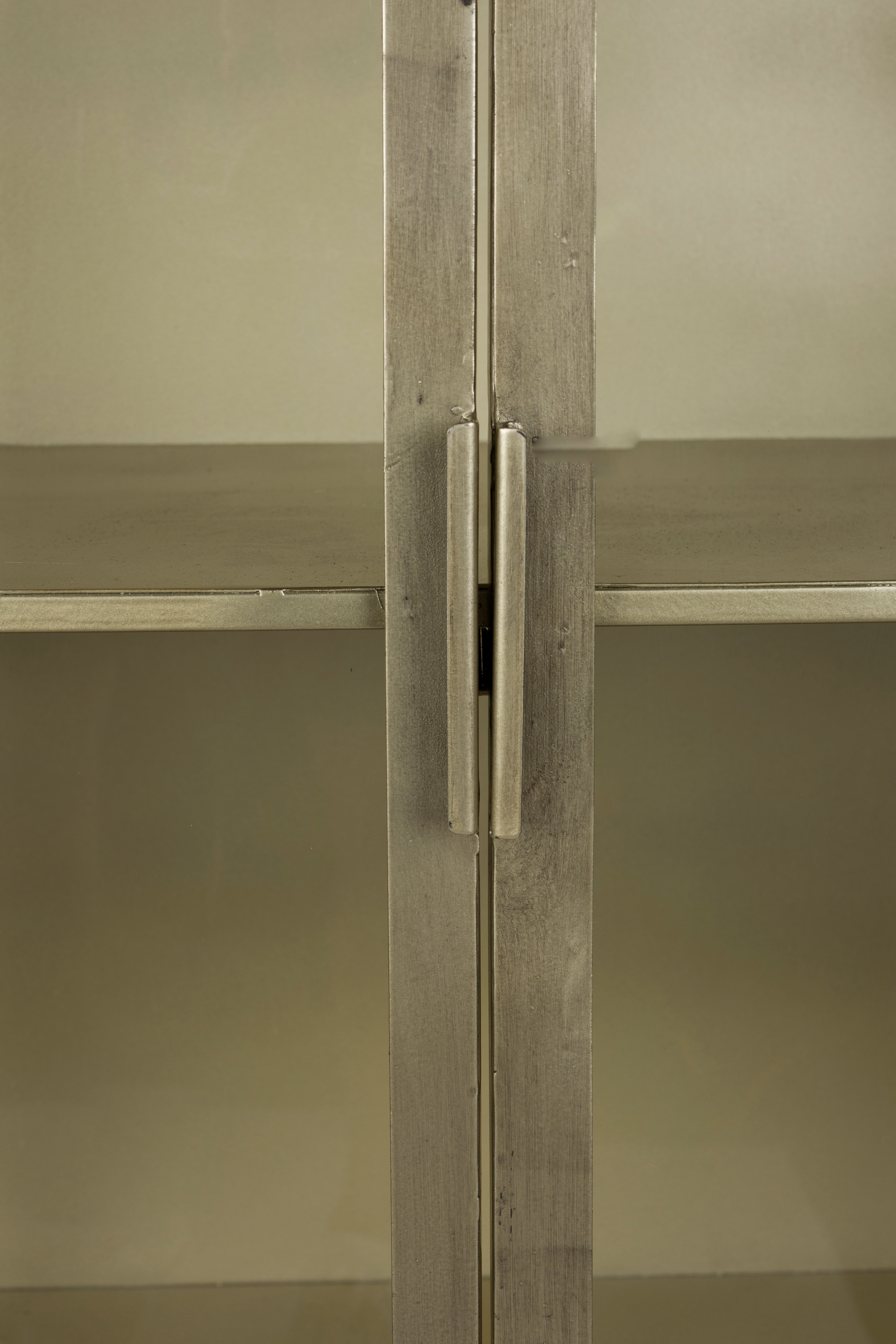 Průmyslová vitrína MONVISO antická zlatá