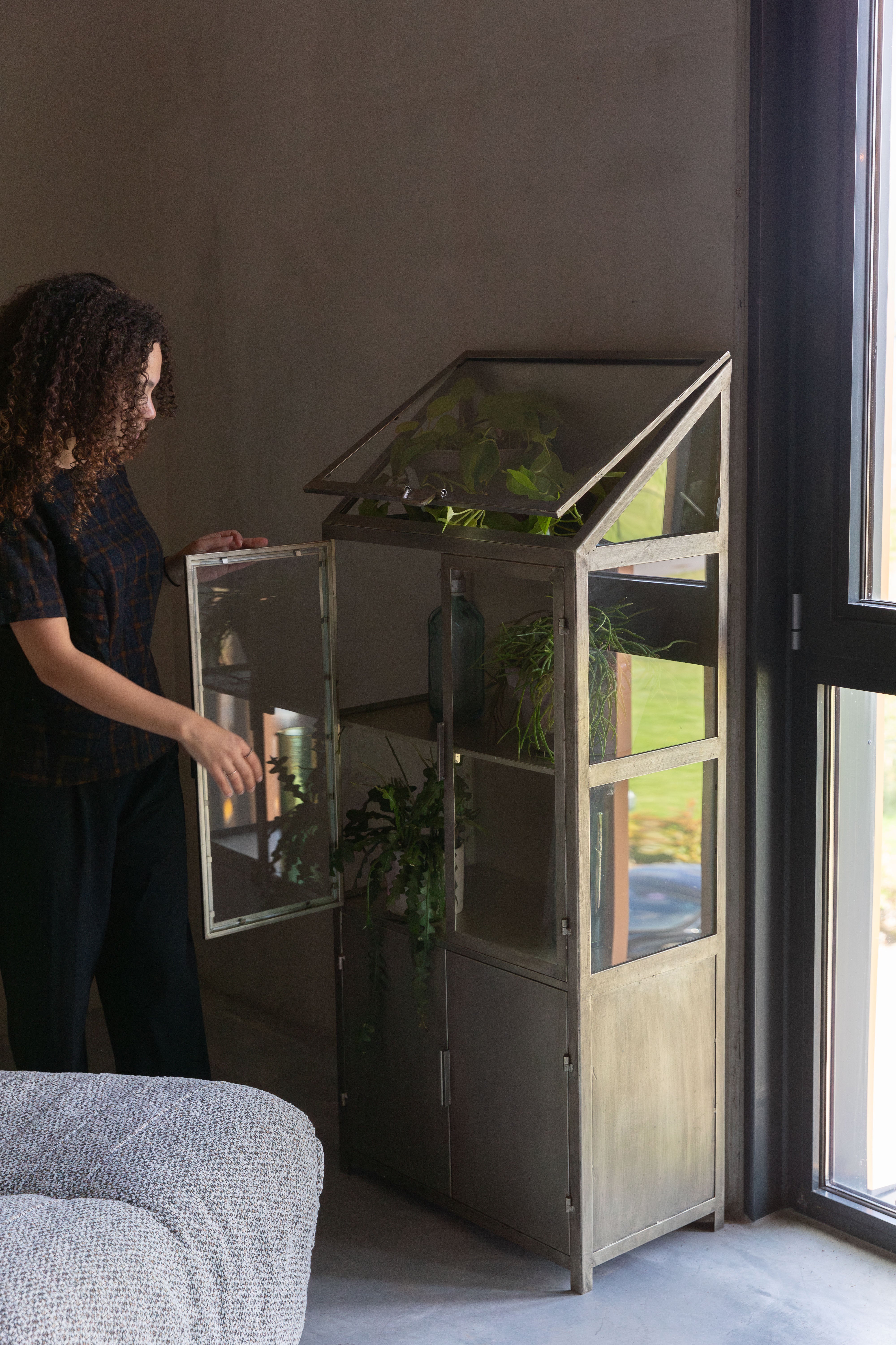 Průmyslová vitrína MONVISO antická zlatá