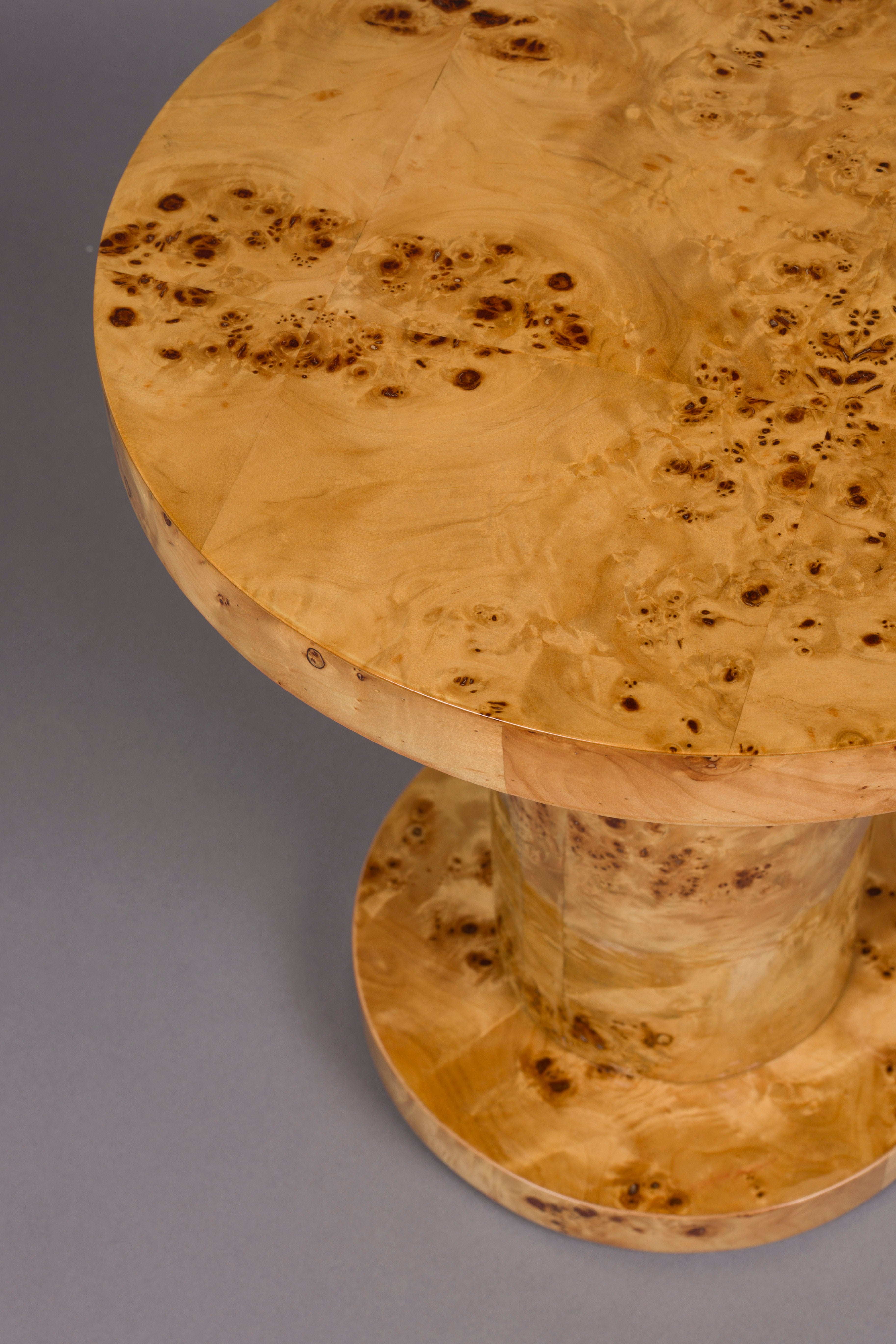 Boční stolek QUINN dýha z ořechového dřeva