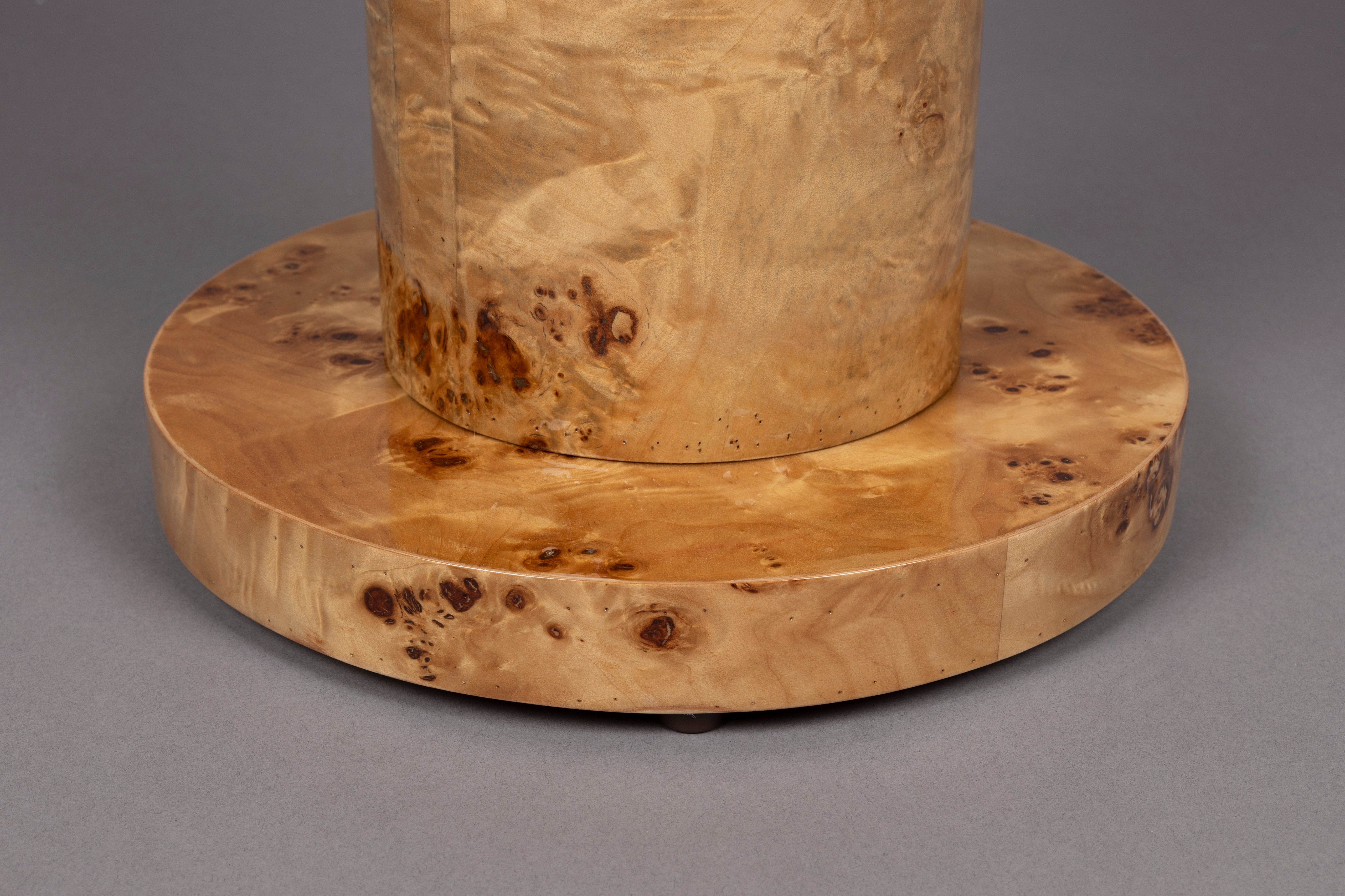 Boční stolek QUINN dýha z ořechového dřeva