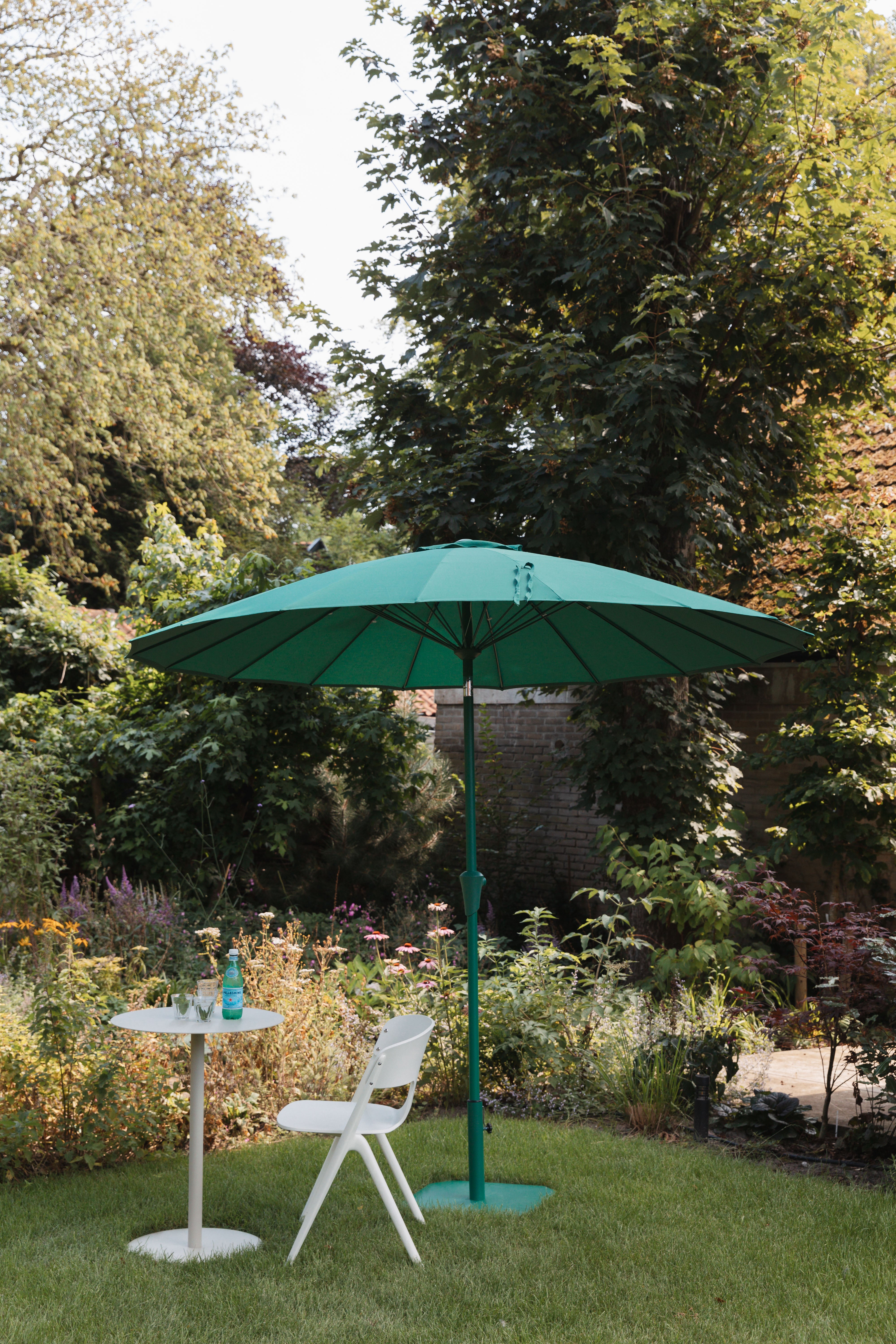 SUNSHINE green parasol with base