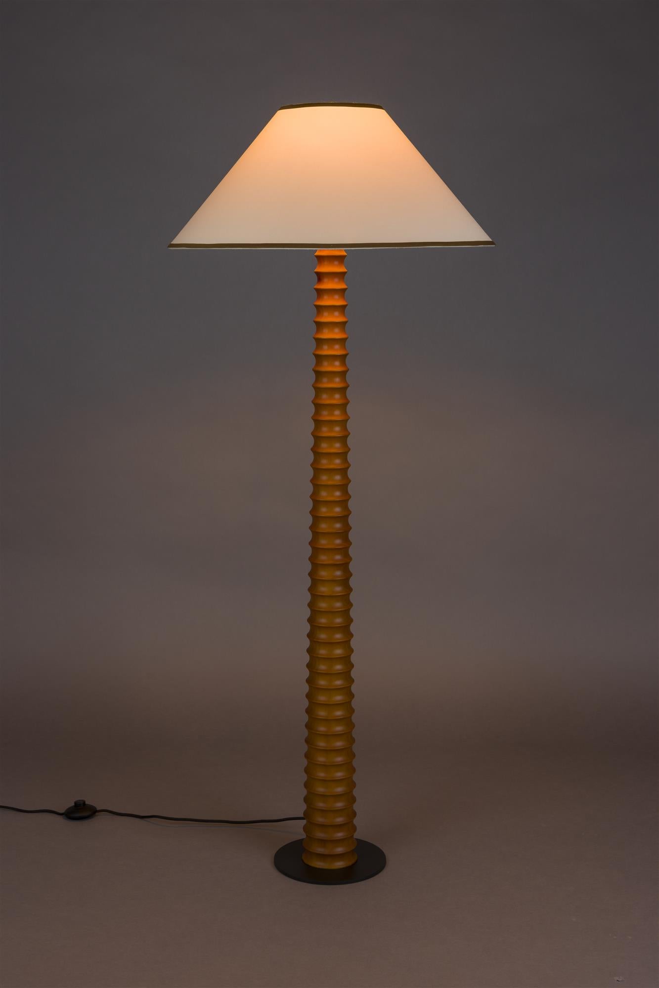 Stojací lampa HORACE z dubového dřeva s bavlněným stínidlem
