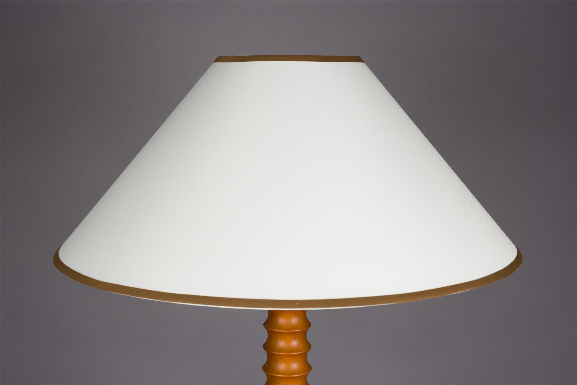 Stojací lampa HORACE z dubového dřeva s bavlněným stínidlem