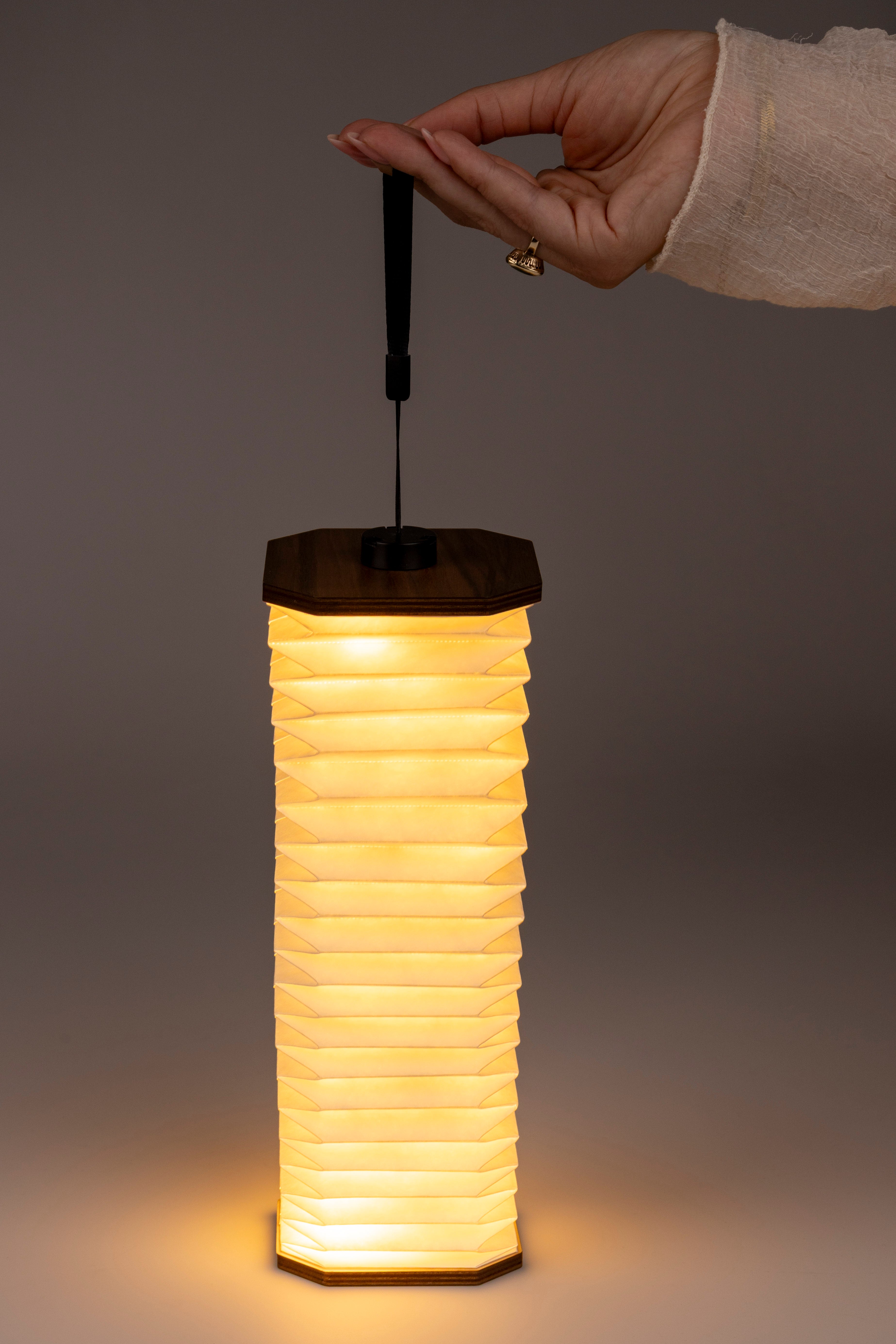 Přenosná lampa CAKE ořechová dýha s bílou