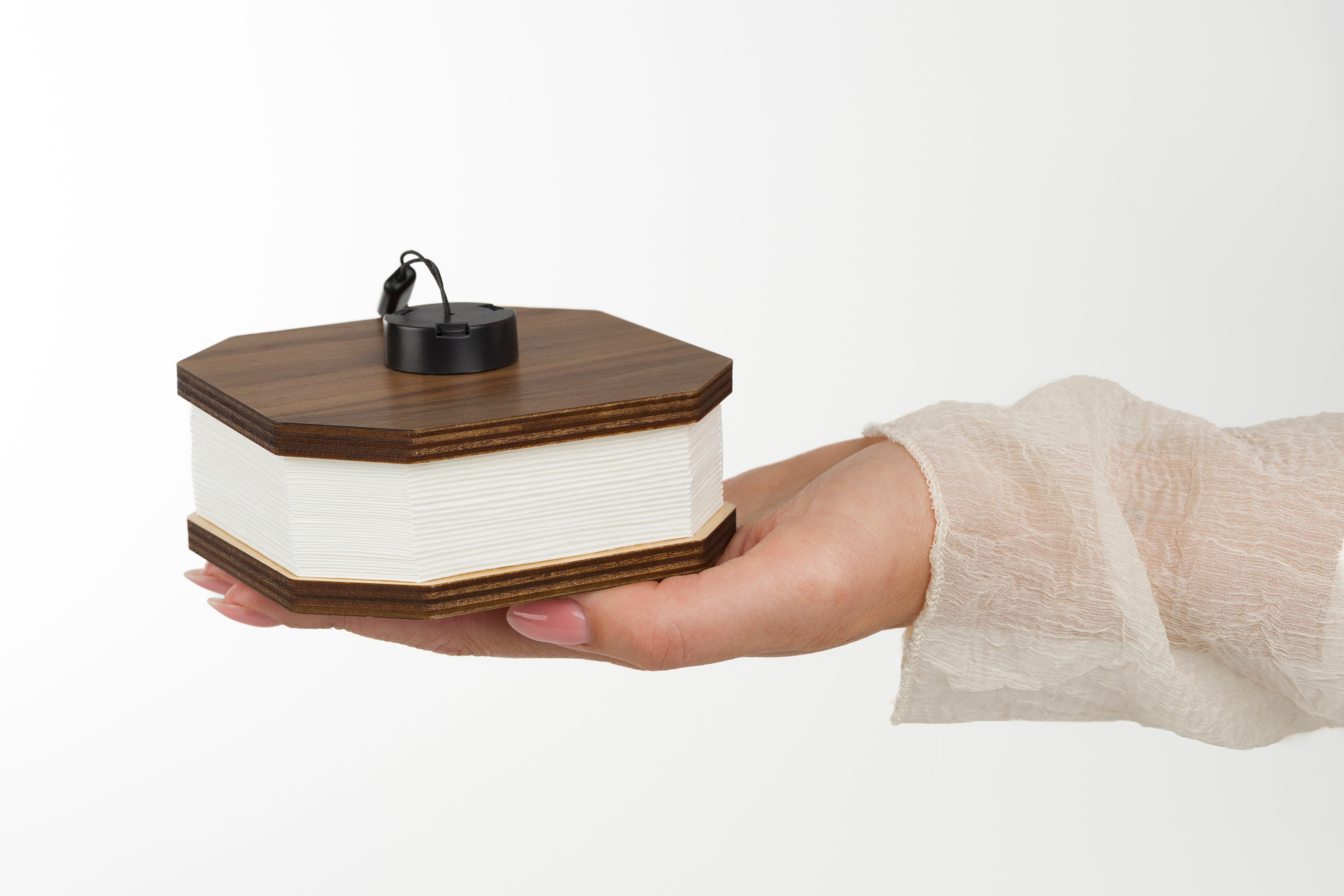 Přenosná lampa CAKE ořechová dýha s bílou