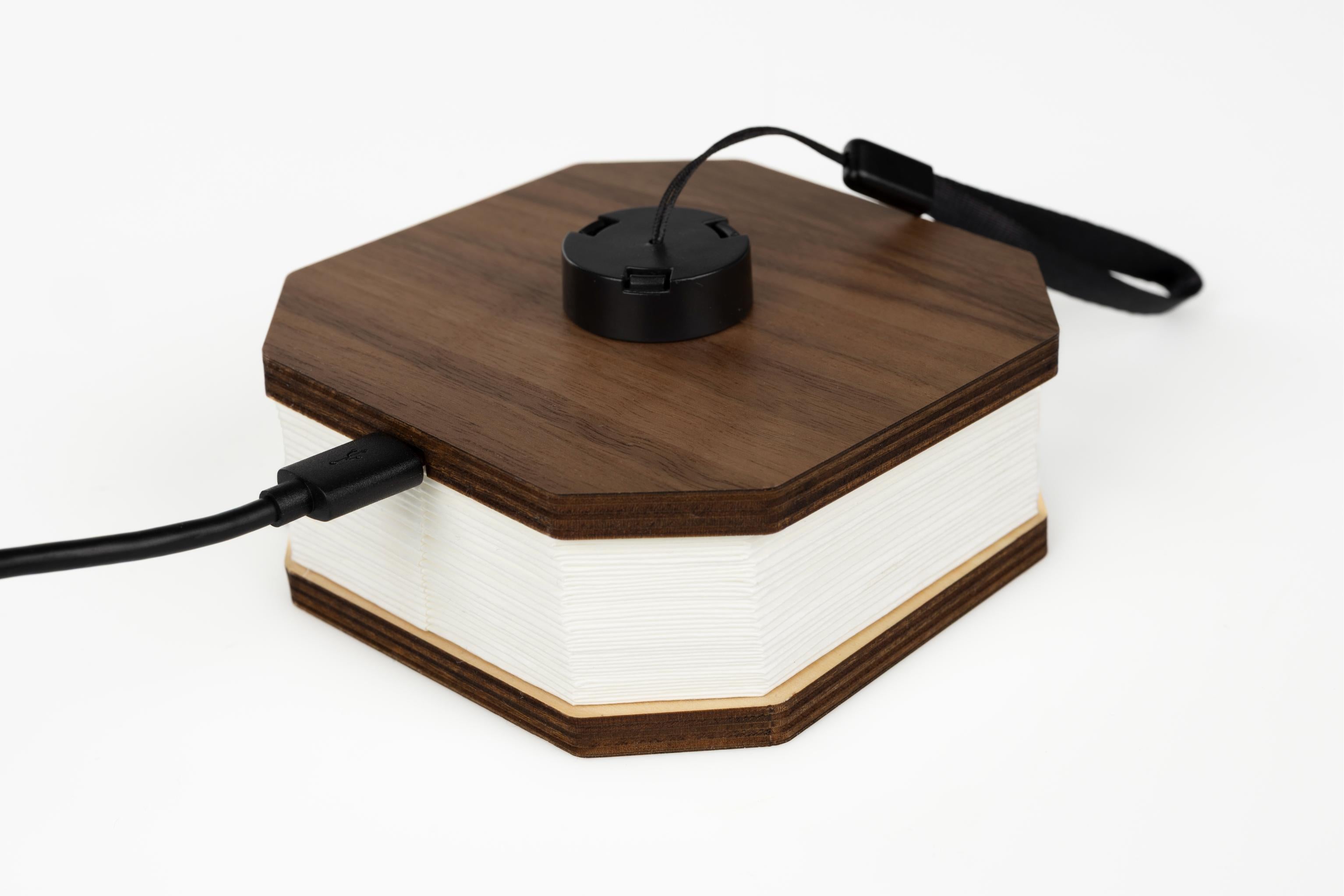 Přenosná lampa CAKE ořechová dýha s bílou