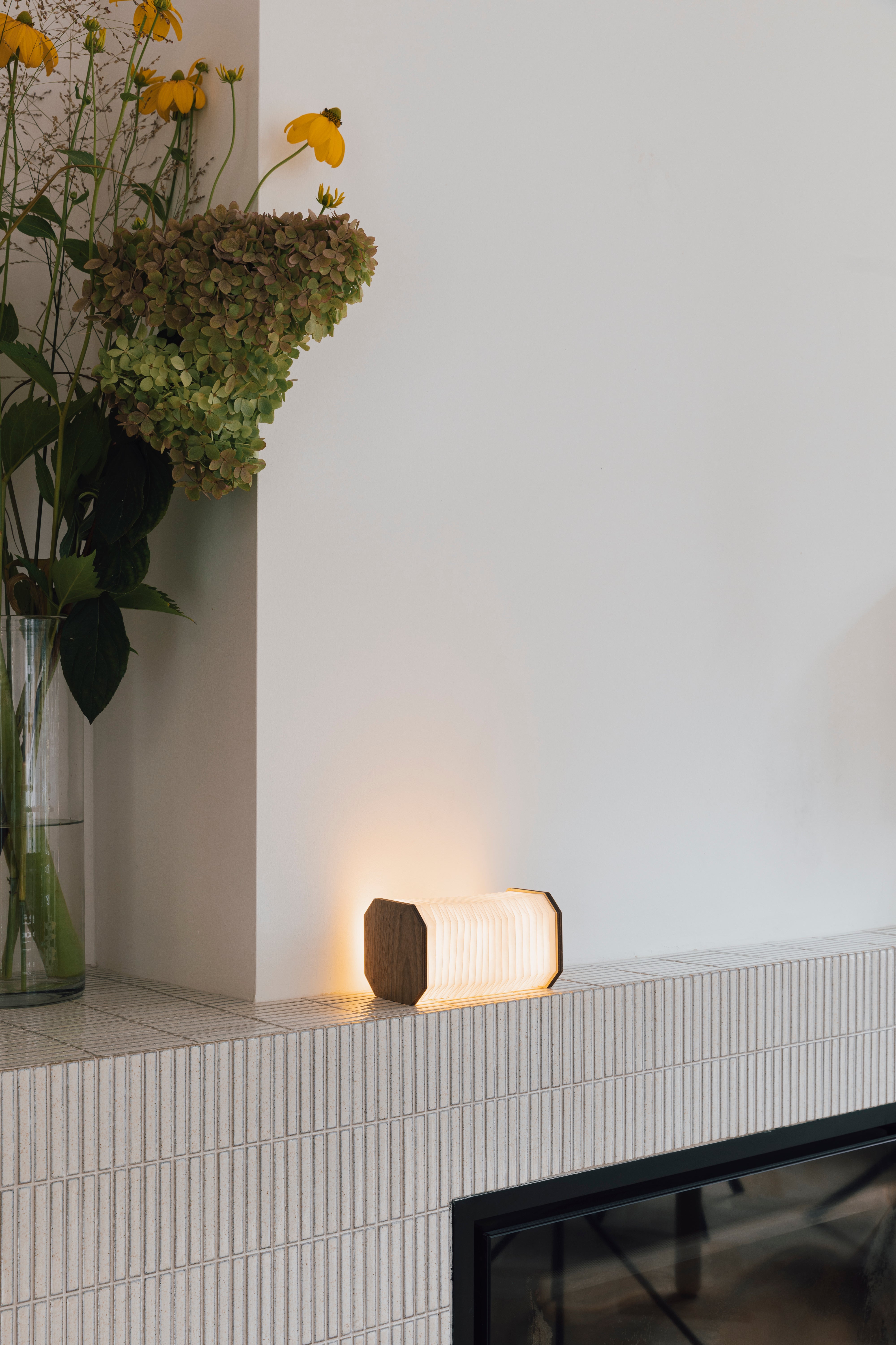 Přenosná lampa CAKE ořechová dýha s bílou