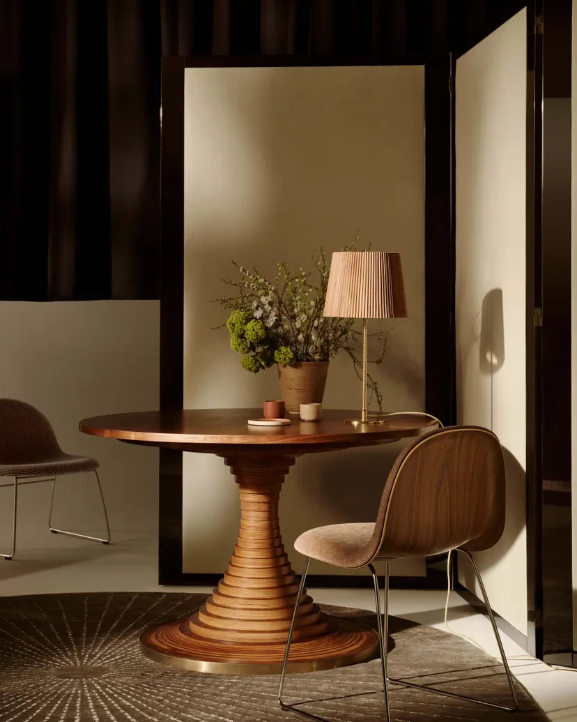 Křeslo GUBI 3D čalouněné s ořechovým dřevem a chromovanou základnou