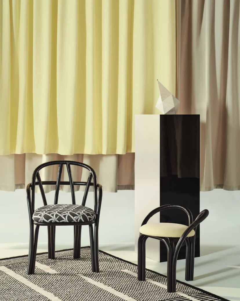 Čalouněné křeslo BISTRA s podstavou z ratanového ebenového dřeva