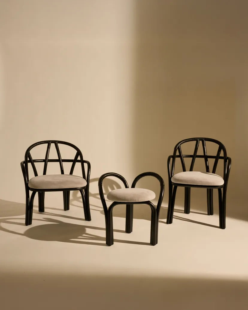 Čalouněné křeslo BISTRA s podstavou z ratanového ebenového dřeva