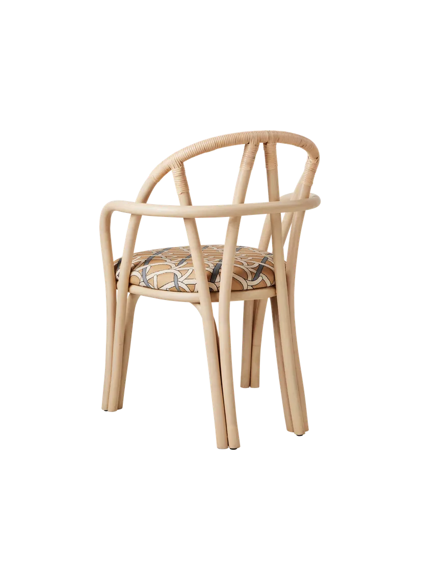 Čalouněné křeslo BISTRA s ratanovým podstavcem