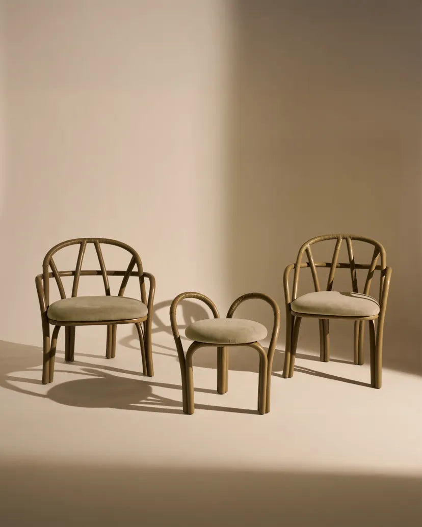 Čalouněné křeslo BISTRA s olivovým ratanovým podstavcem