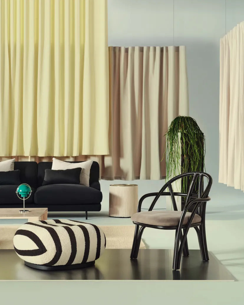 Křeslo BISTRA čalouněné s ratanovým ebenovým podstavcem