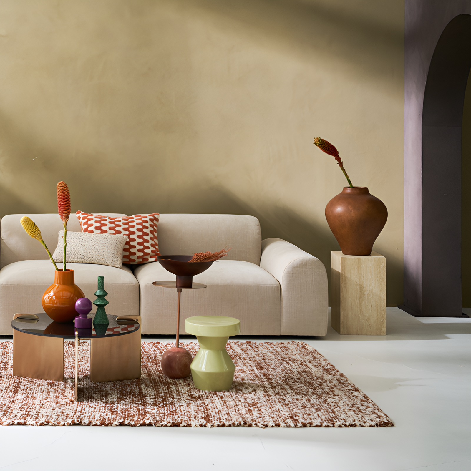 Boční stolek SCULPTURAL krémová keramika