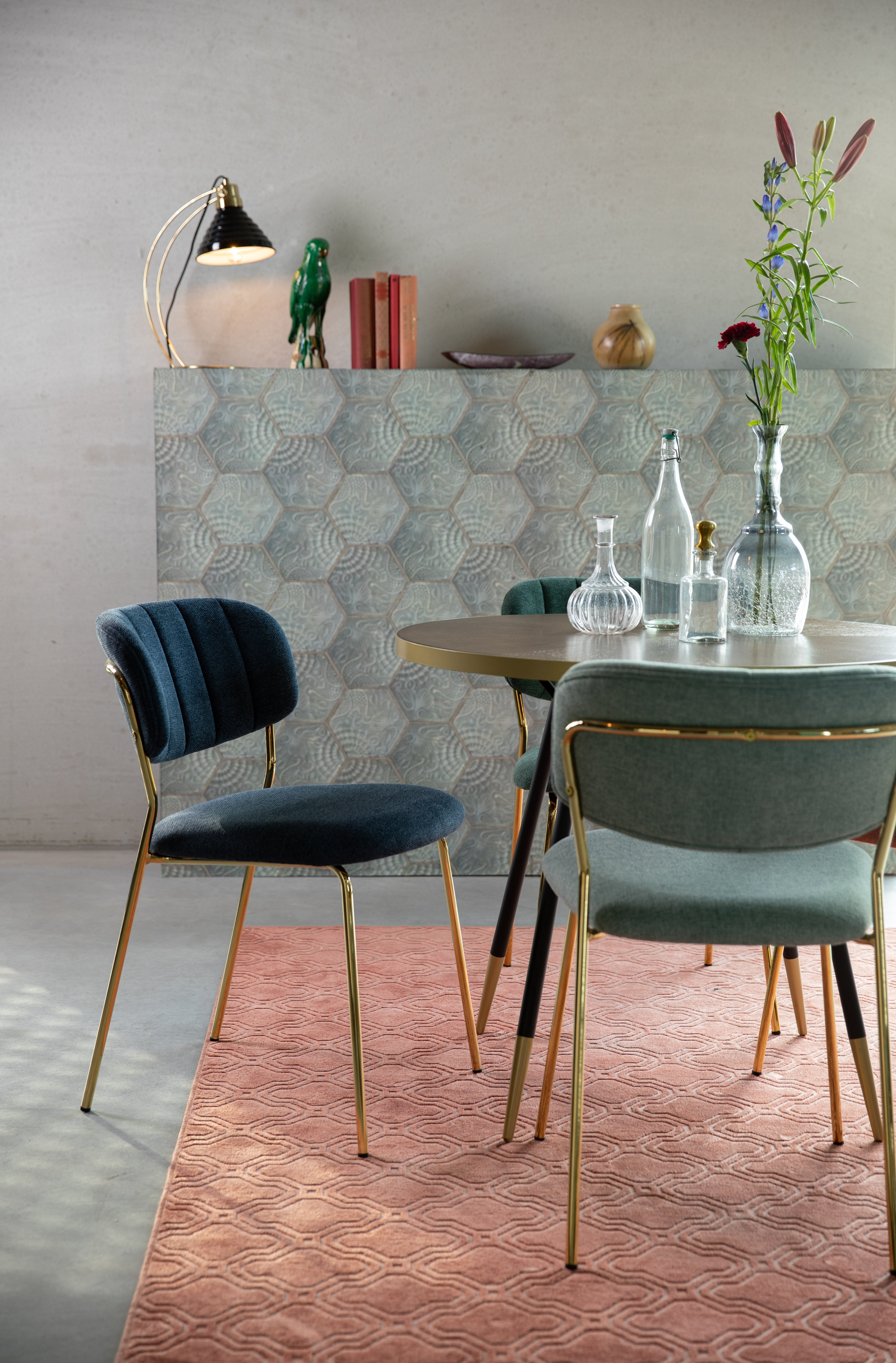 Židle JOLIEN tmavě modrá se zlatou základnou