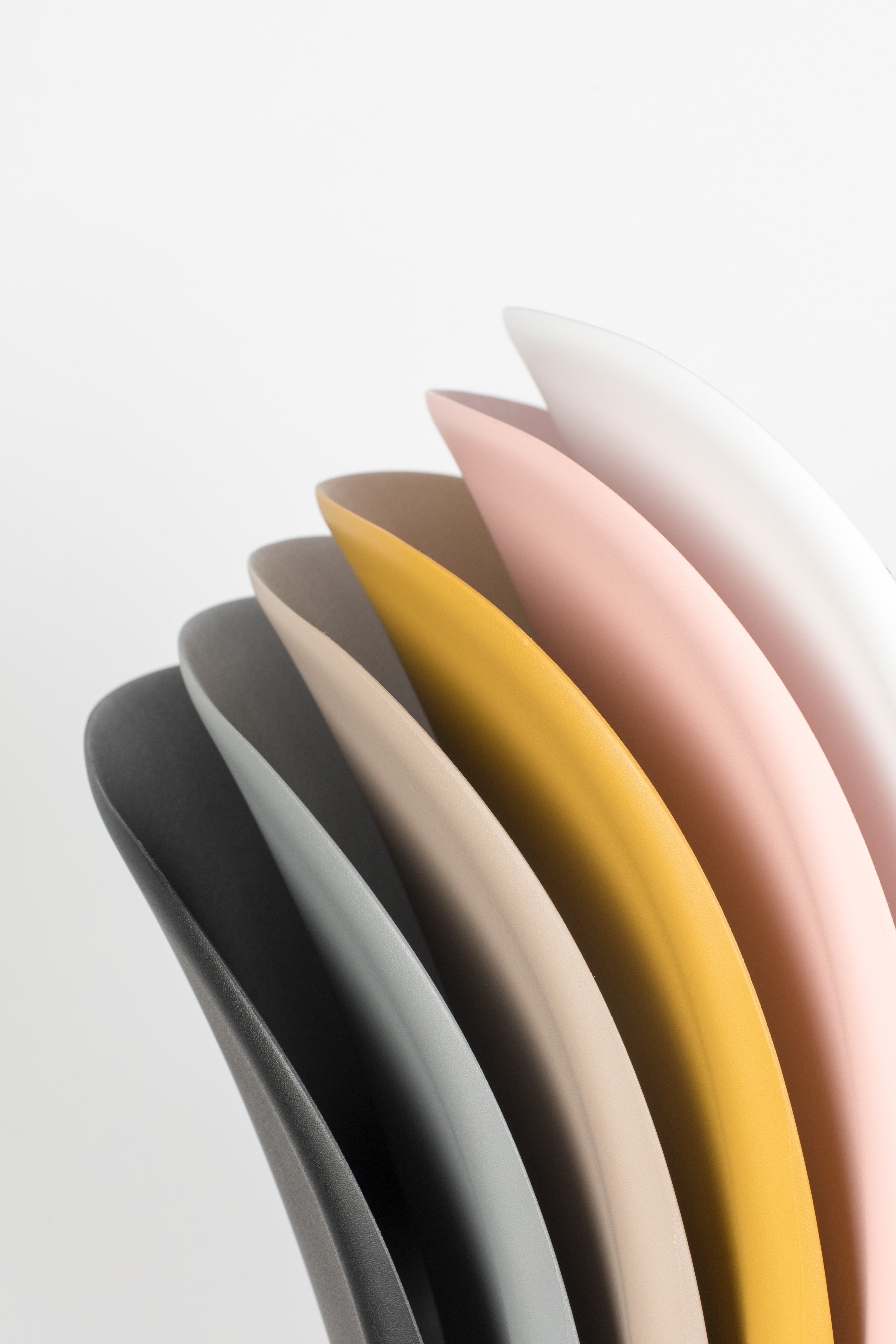 Židle STACKS béžová s černým podstavcem