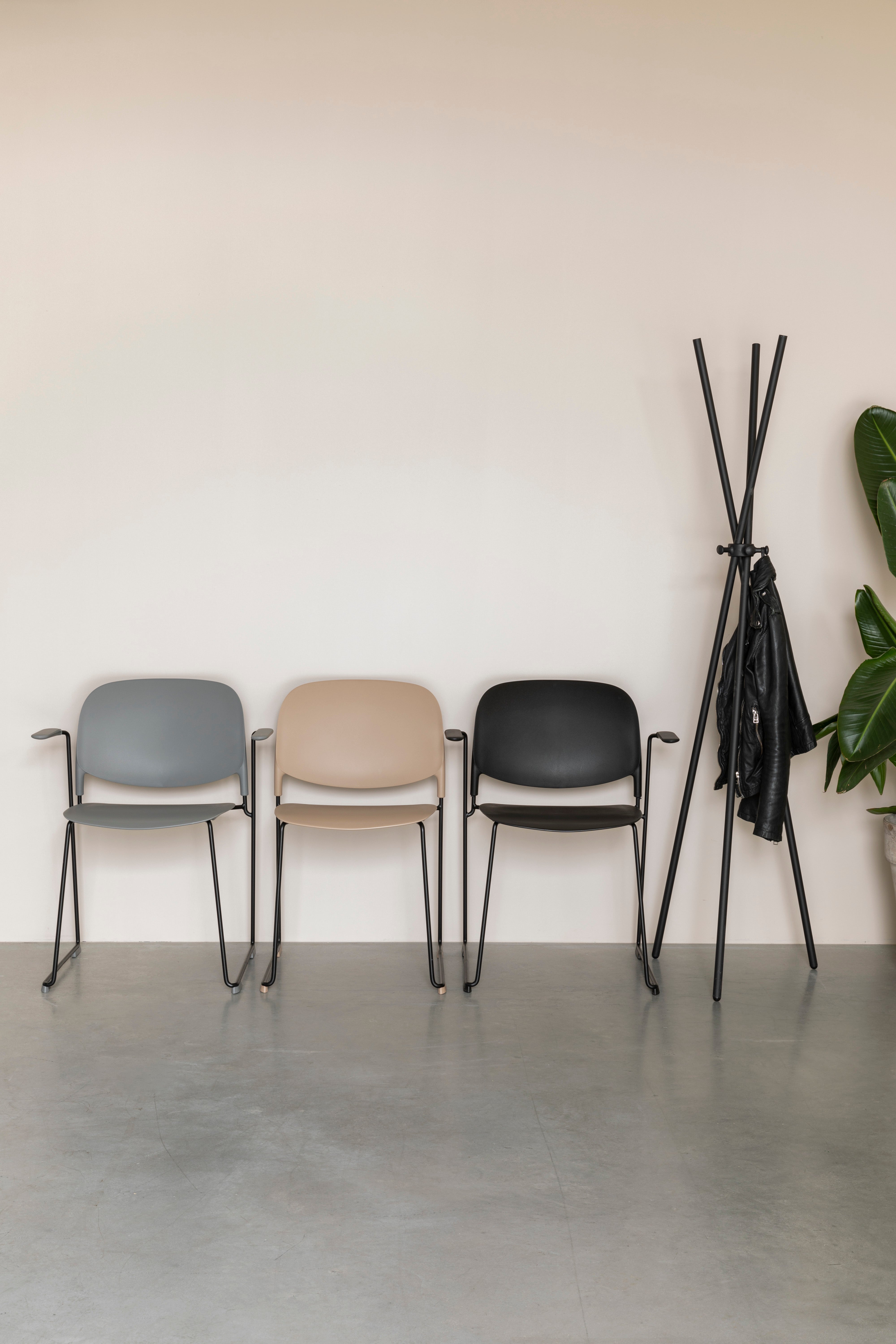 Židle STACKS béžová s černým podstavcem