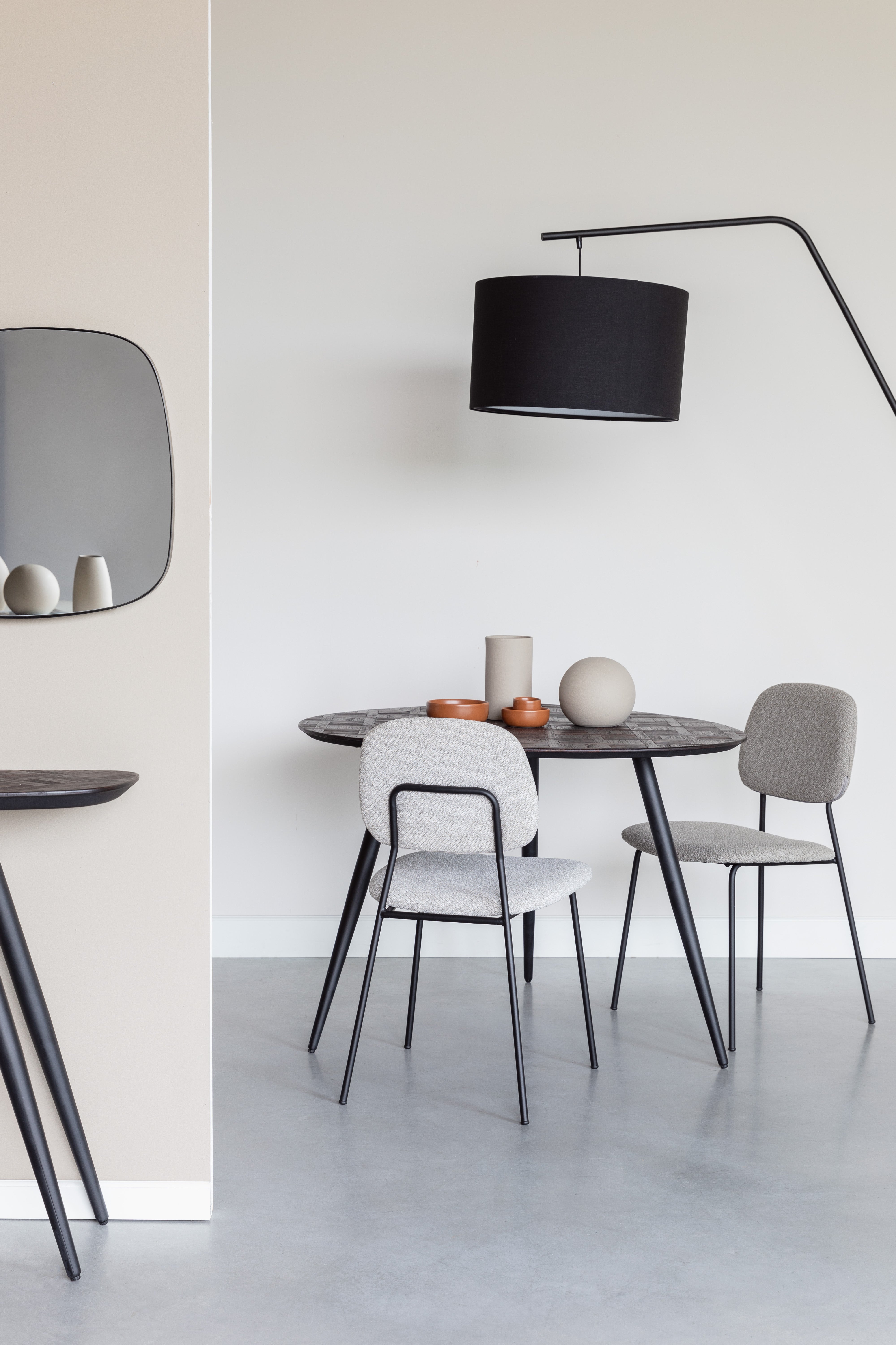 Židle ROOS světle béžová s černým podstavcem