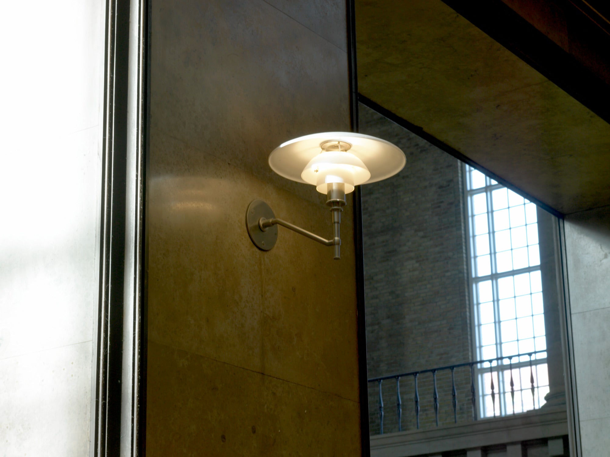 Nástěnná lampa PH 3/2 bílá s chromovaným podstavcem