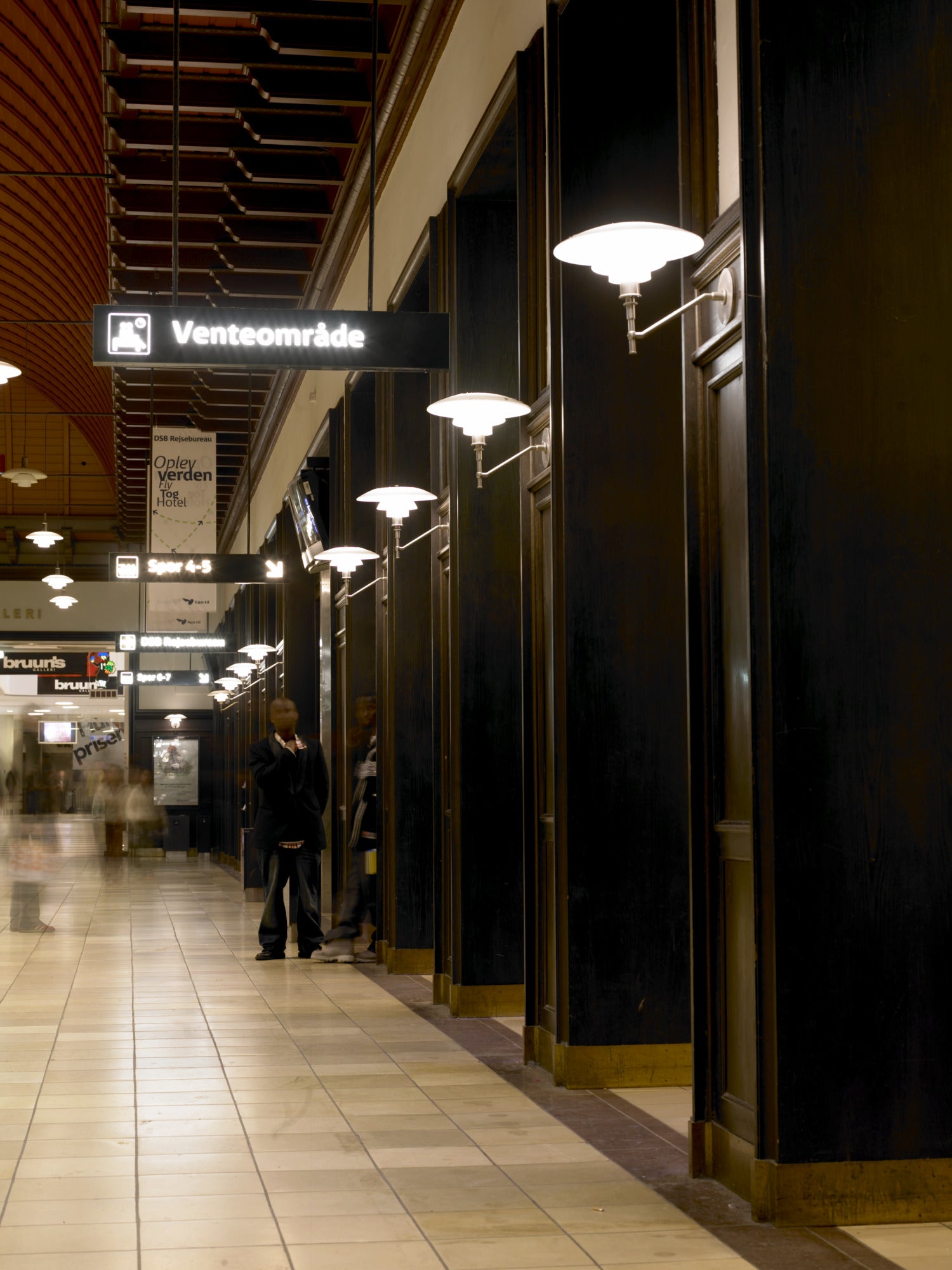 Nástěnná lampa PH 3/2 bílá s chromovaným podstavcem