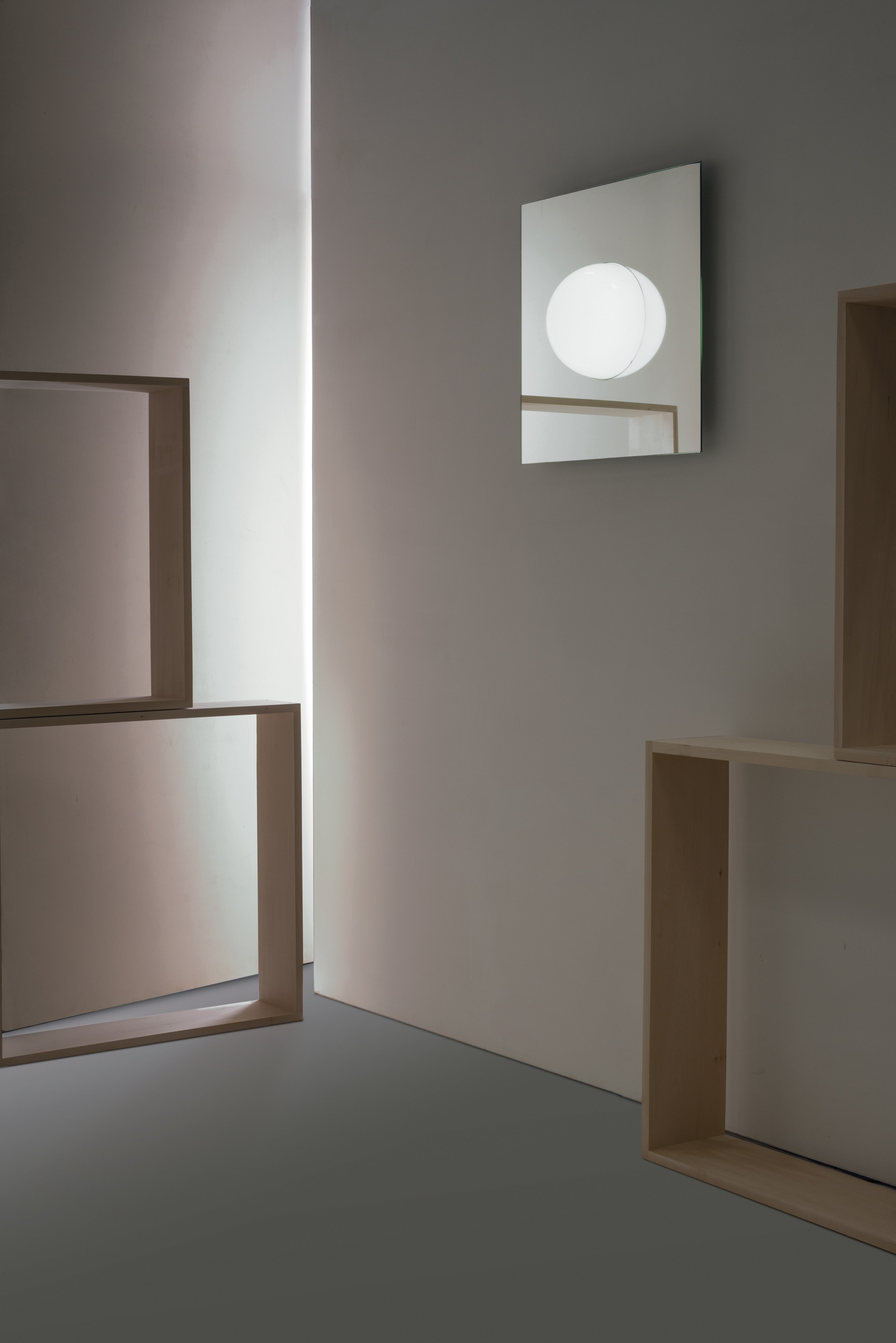 Lampa ścienna ELOS biały klosz ze szklaną podstawą