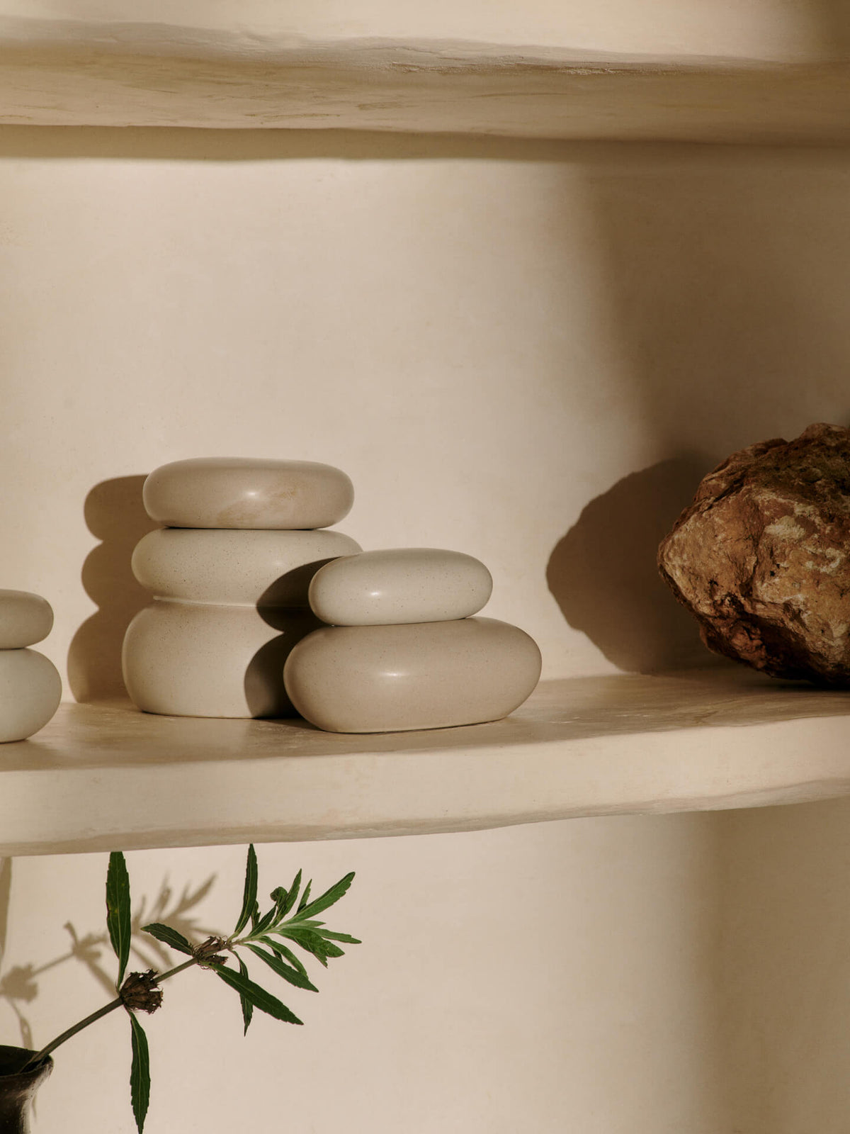 Pojemnik PEBBLE piaskowy z kremowym – ujęcie 2