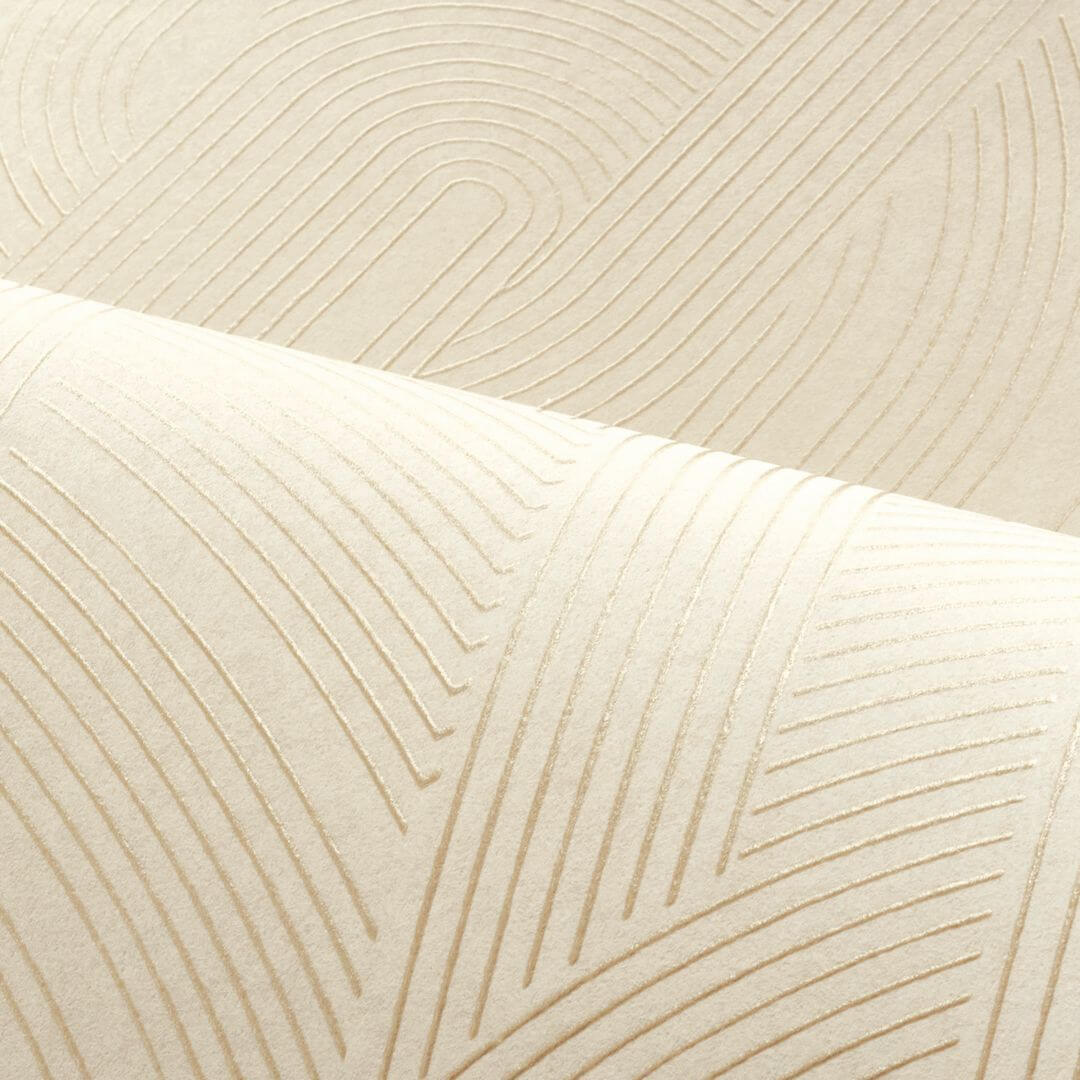 Metallic wallpaper with a geometric striped pattern PORTE DORÉE - SABLE/DORÉ beige with gold