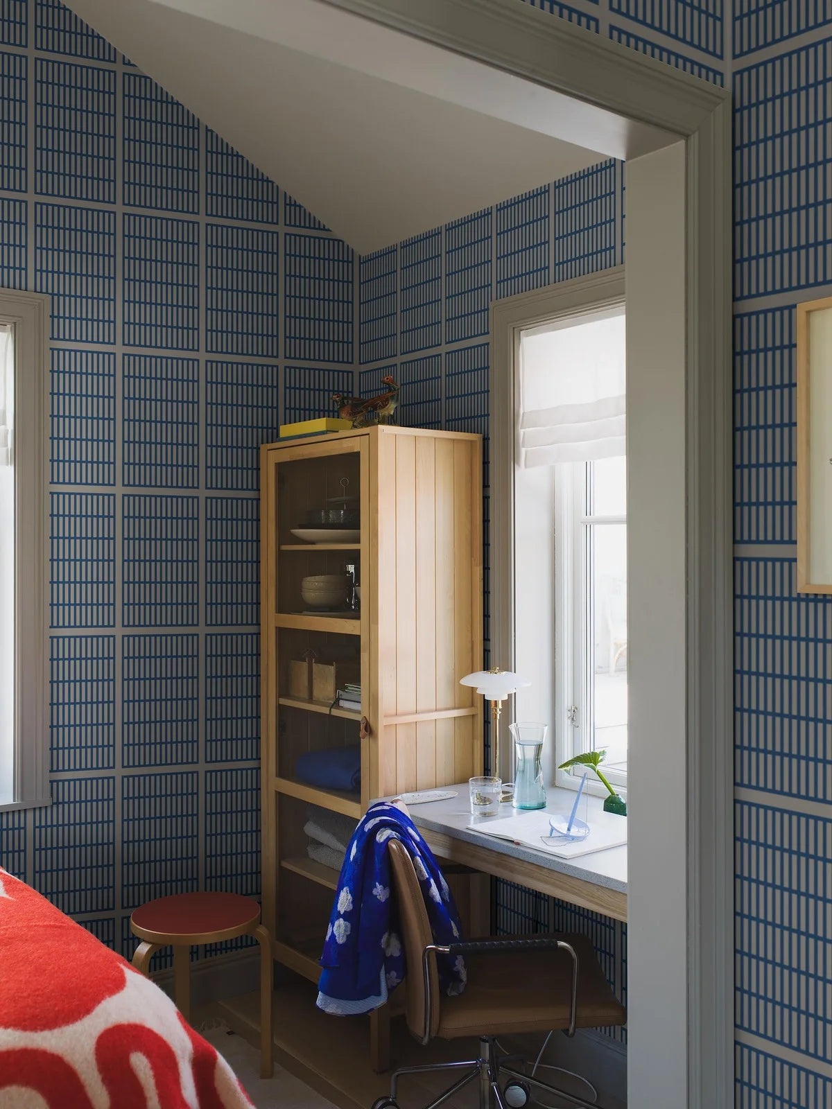 Tapeta s geometrickým vzorem ALVAR AALTO 14/6 bílá s modrou