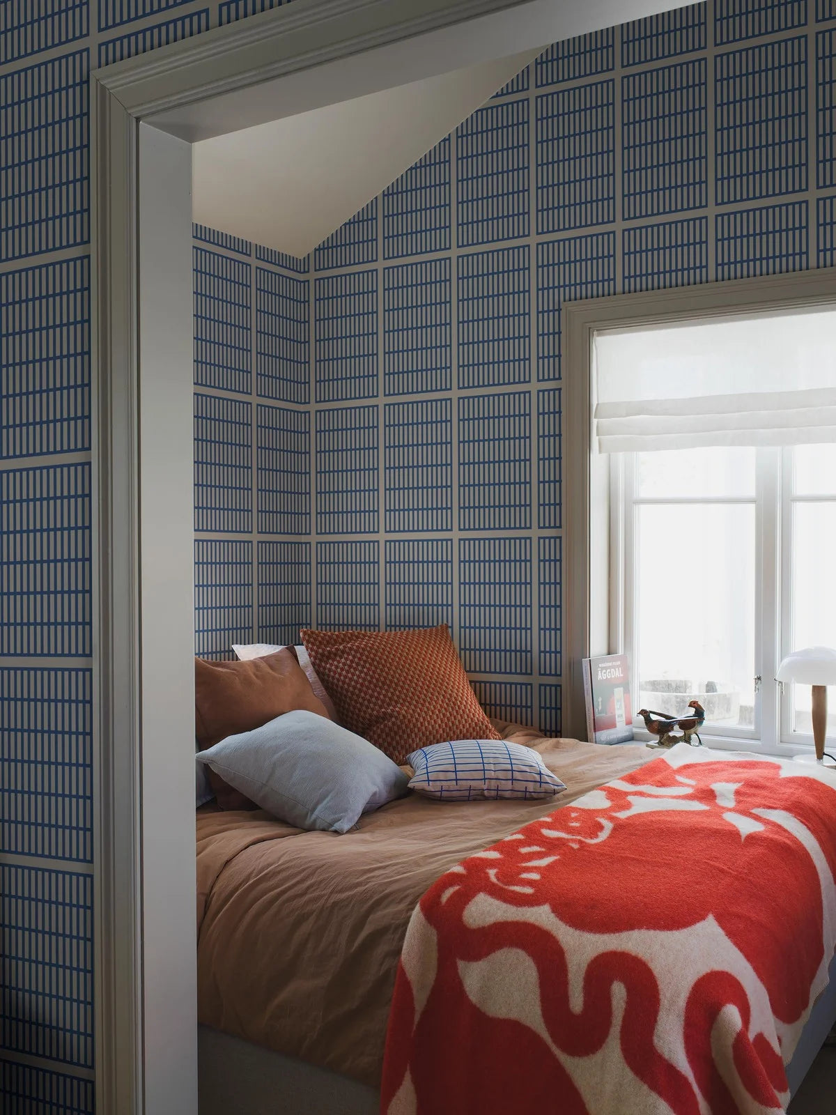 Tapeta s geometrickým vzorem ALVAR AALTO 14/6 bílá s modrou