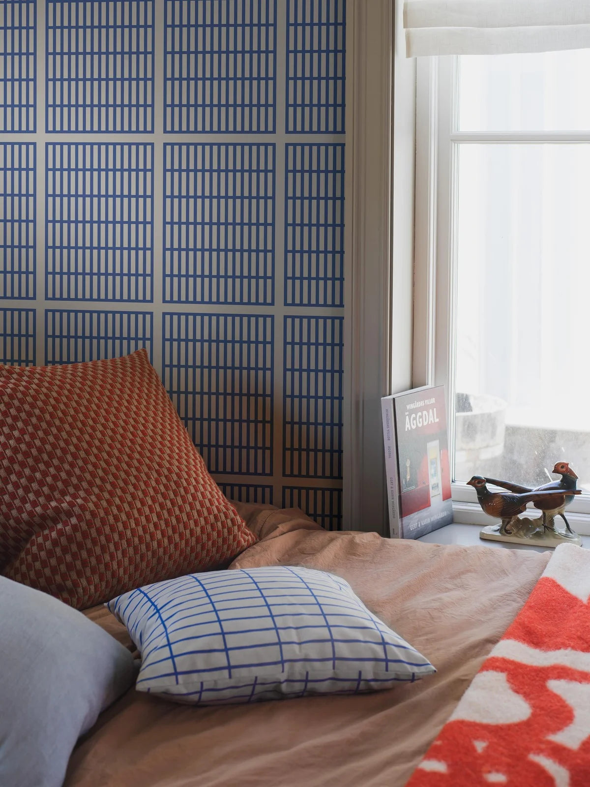 Tapeta s geometrickým vzorem ALVAR AALTO 14/6 bílá s modrou