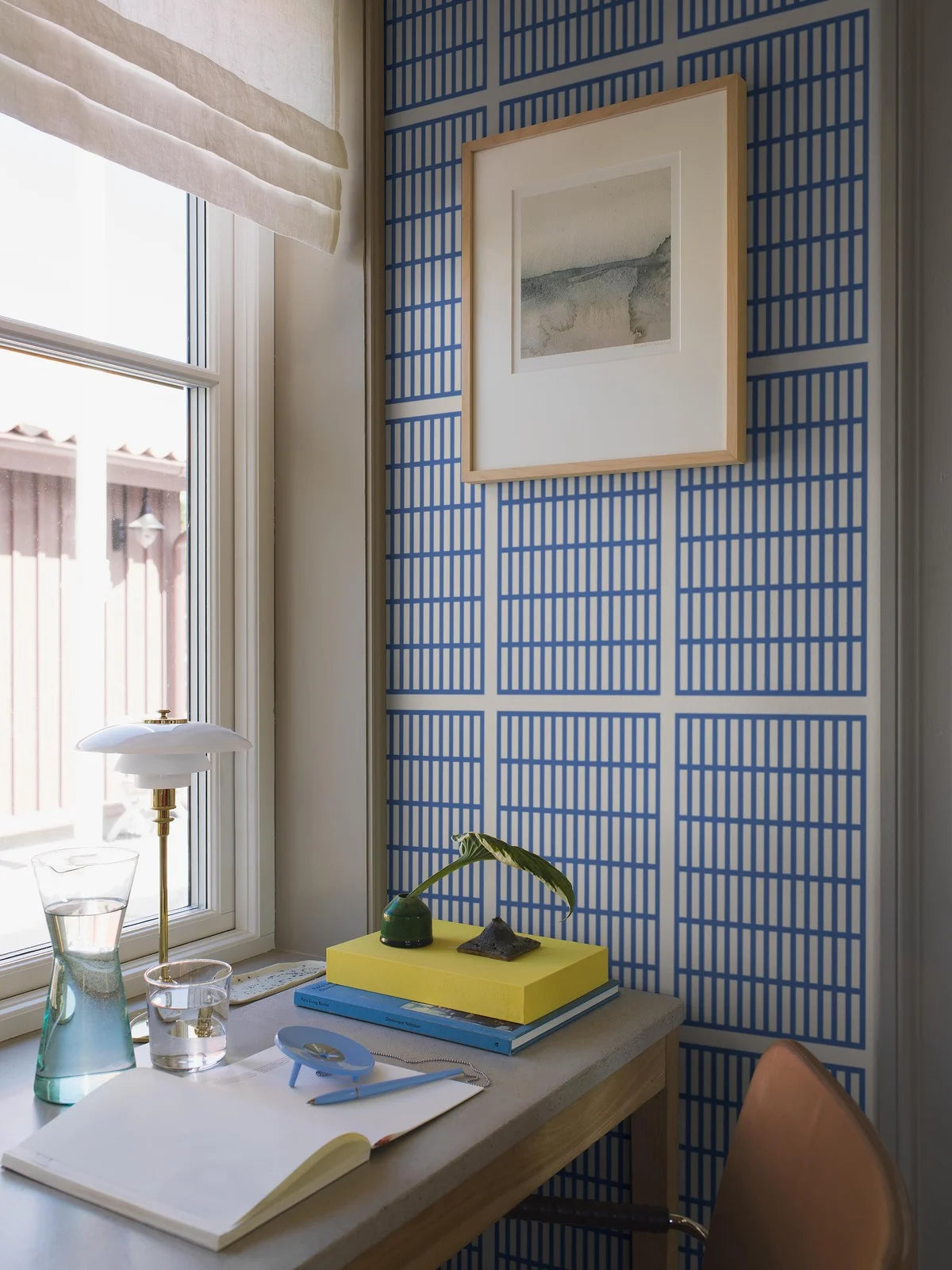 Tapeta s geometrickým vzorem ALVAR AALTO 14/6 bílá s modrou