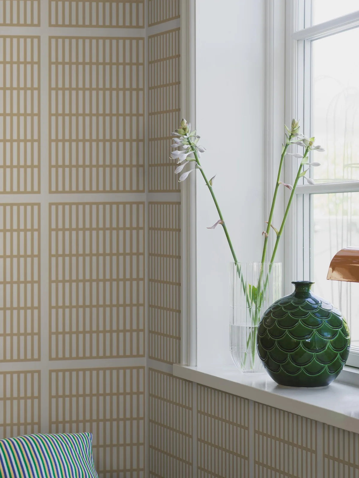 Tapeta s geometrickým vzorem ALVAR AALTO 14/6 béžová s bílou
