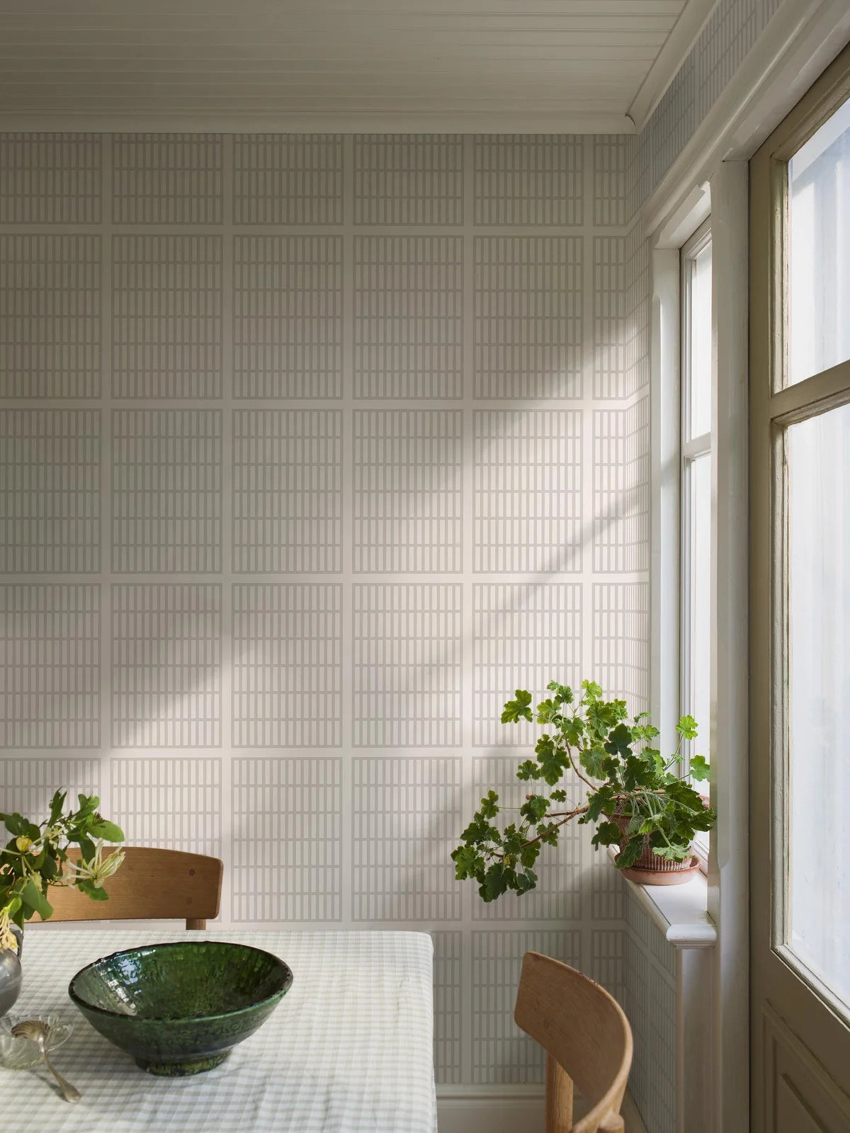Tapeta s geometrickým vzorem ALVAR AALTO 14/6 bílá se šedou