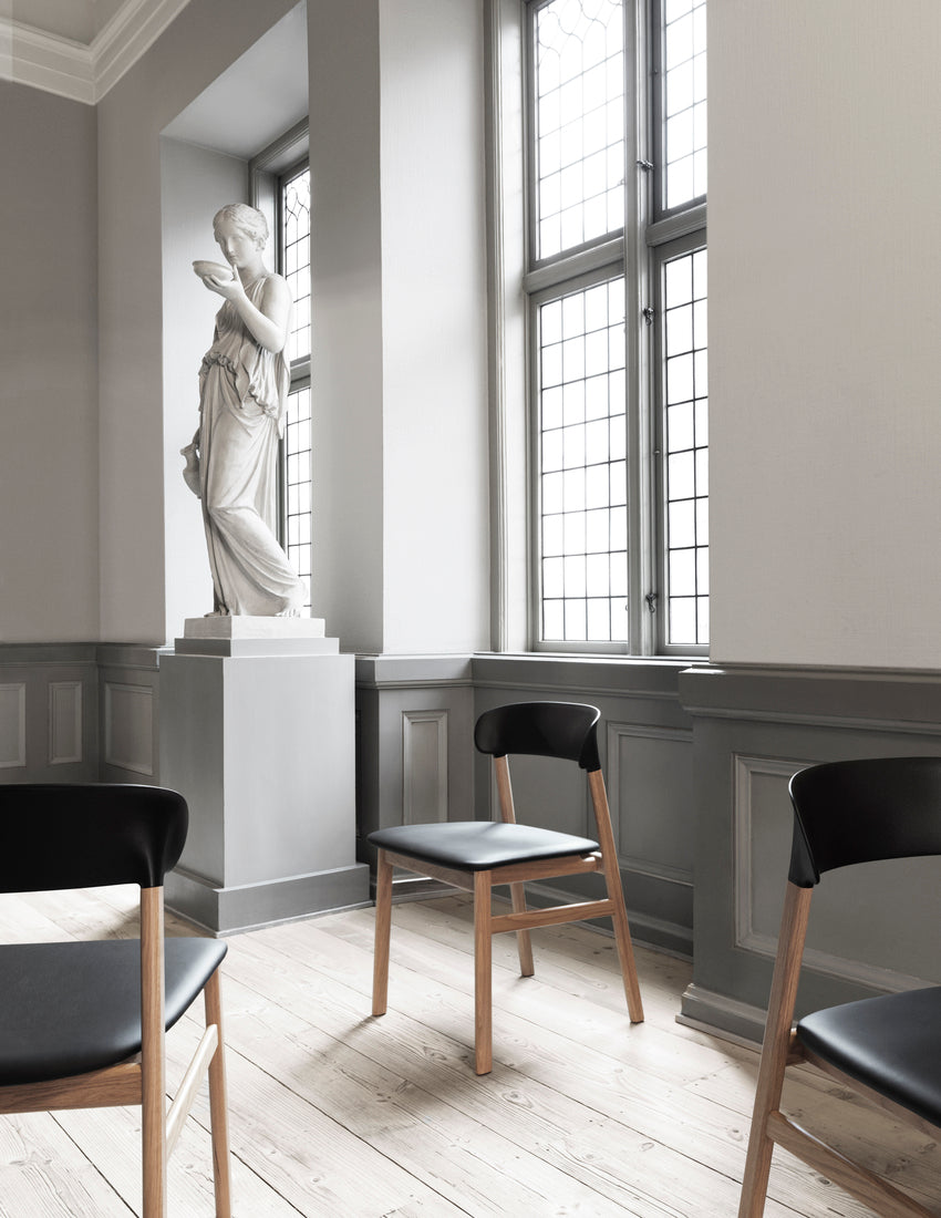 Herit gray chair with a dark oak base