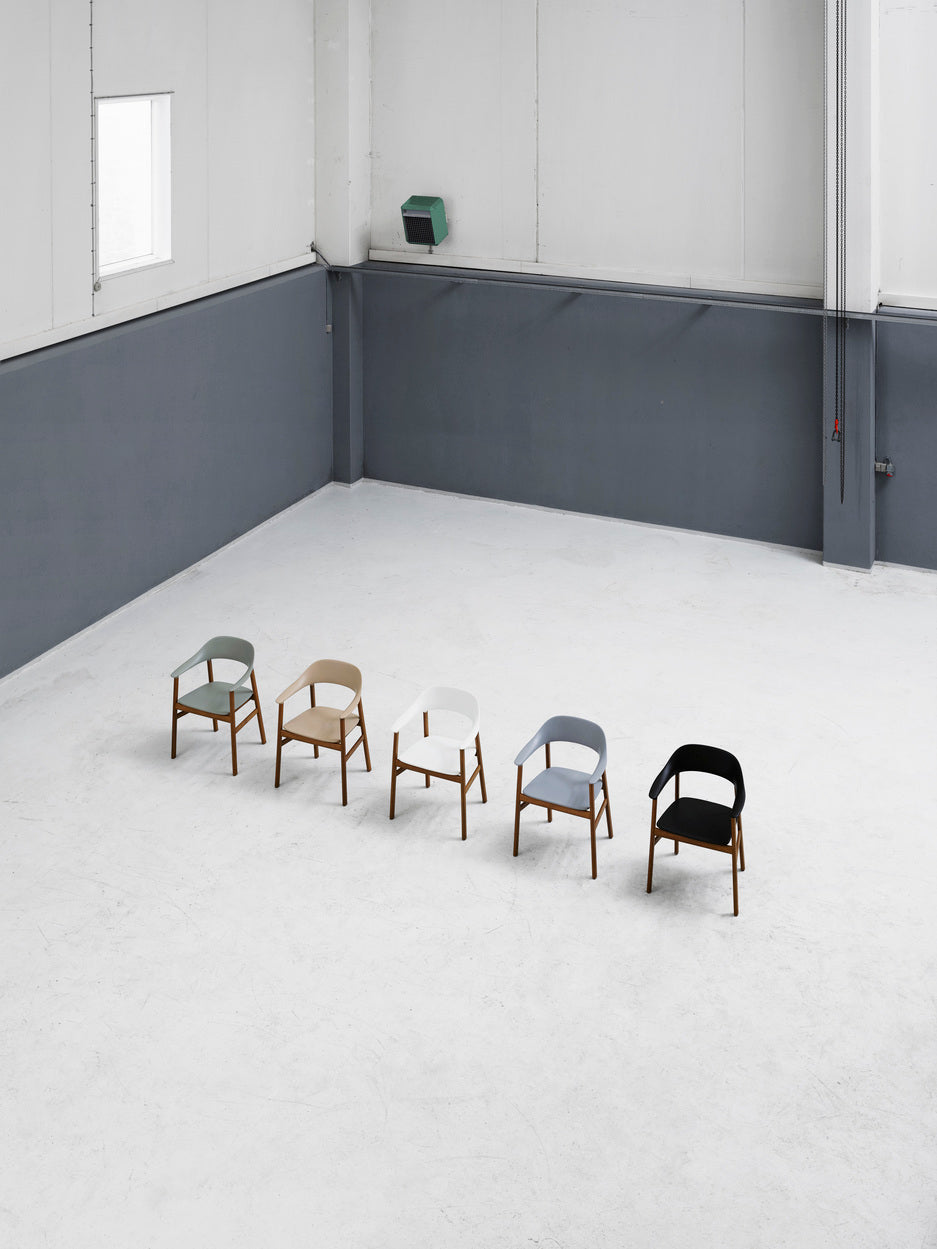 Chair with armrests Herit Gray with a dark oak base