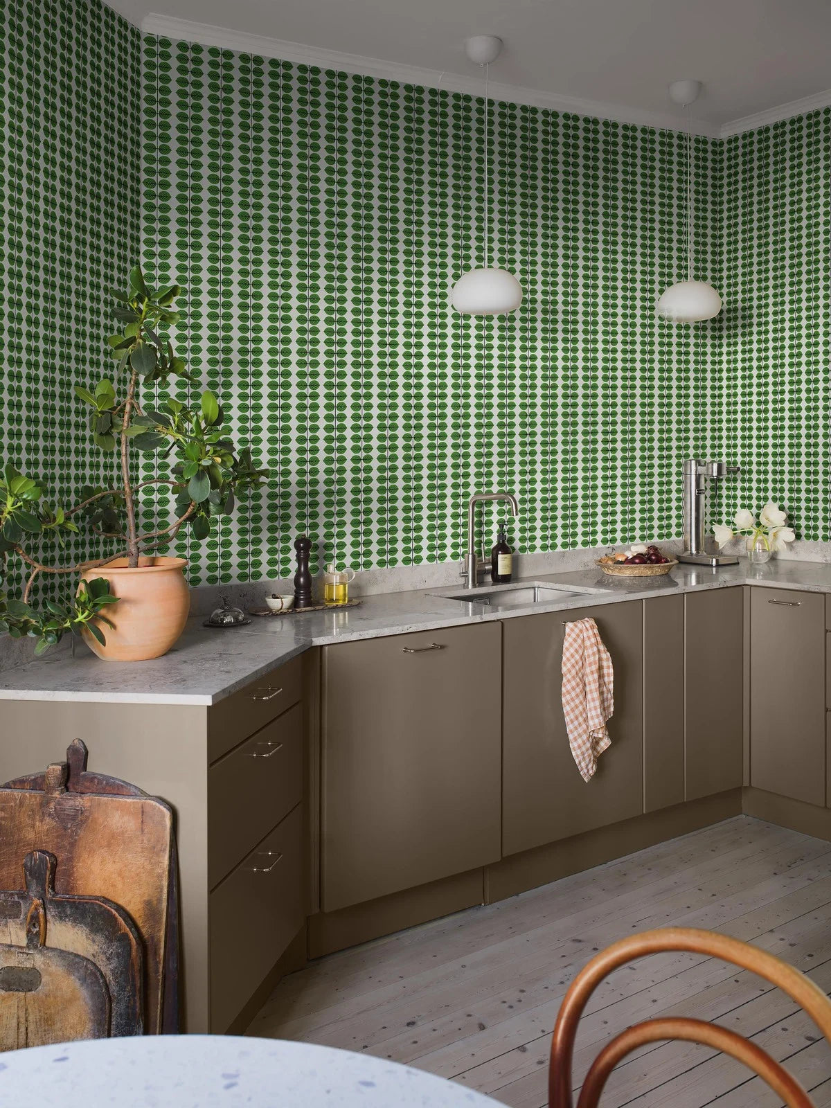 Tapeta s rostlinným vzorem listů BERSÅ bílá s oranžovou