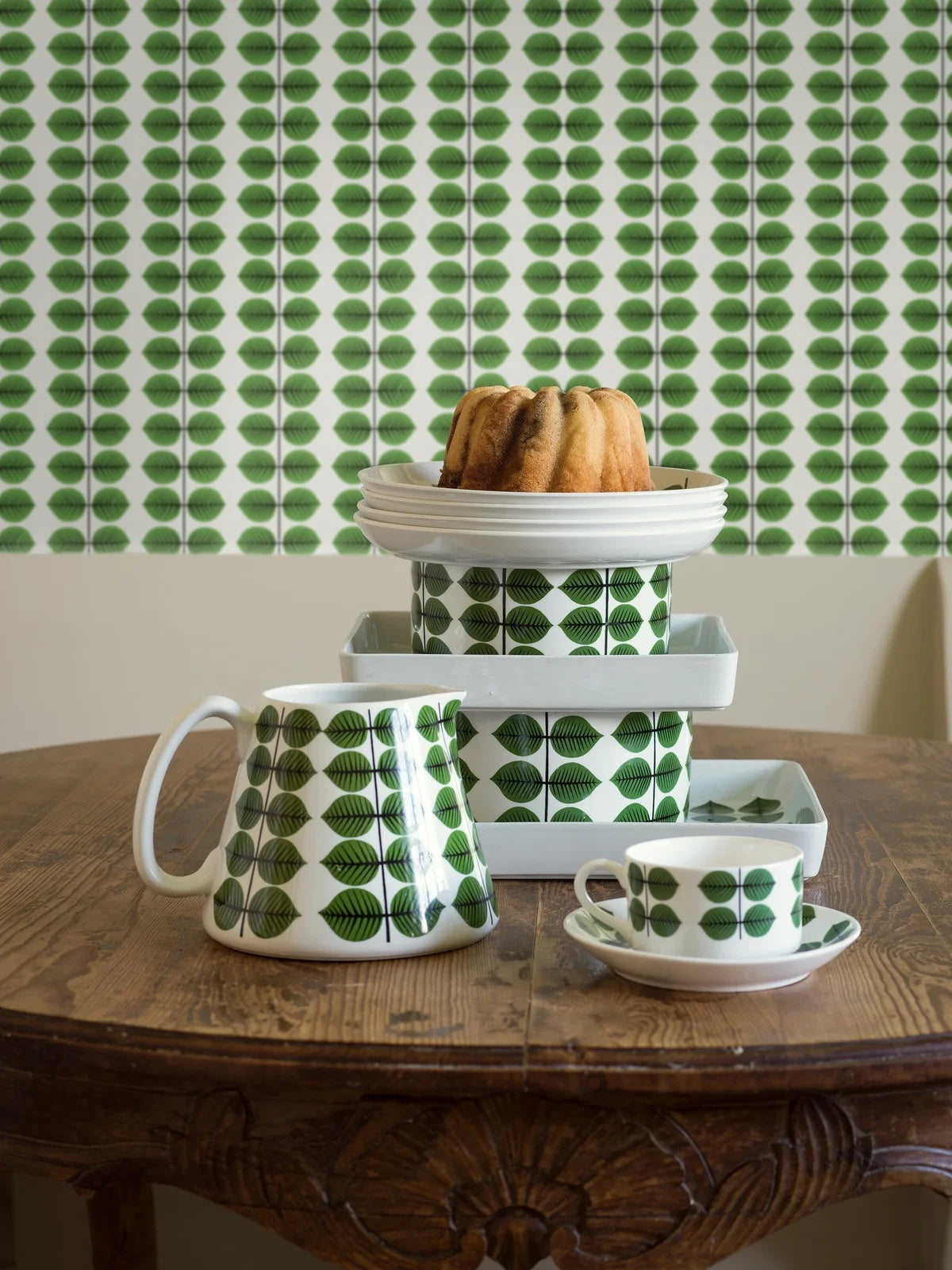 Tapeta s rostlinným vzorem listů BERSÅ bílá s oranžovou