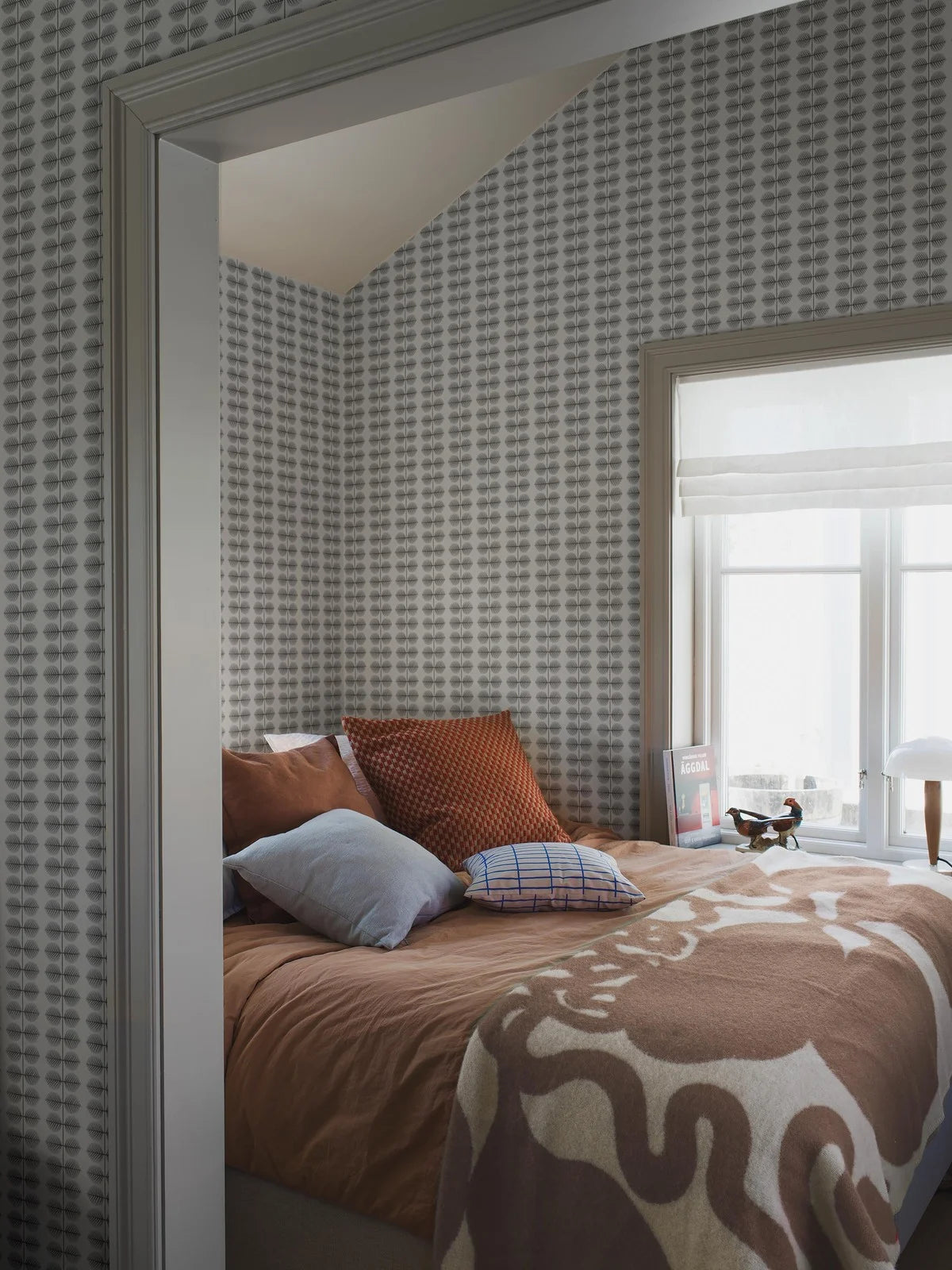 Tapeta s rostlinným vzorem listů BERSÅ bílá se šedou